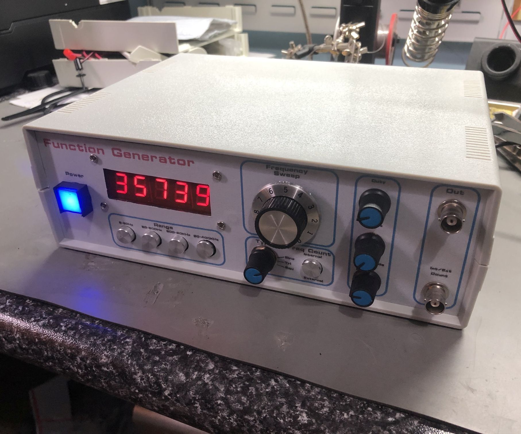 Build This 5Hz to 400KHz LED Sweep Signal Generator From Kits