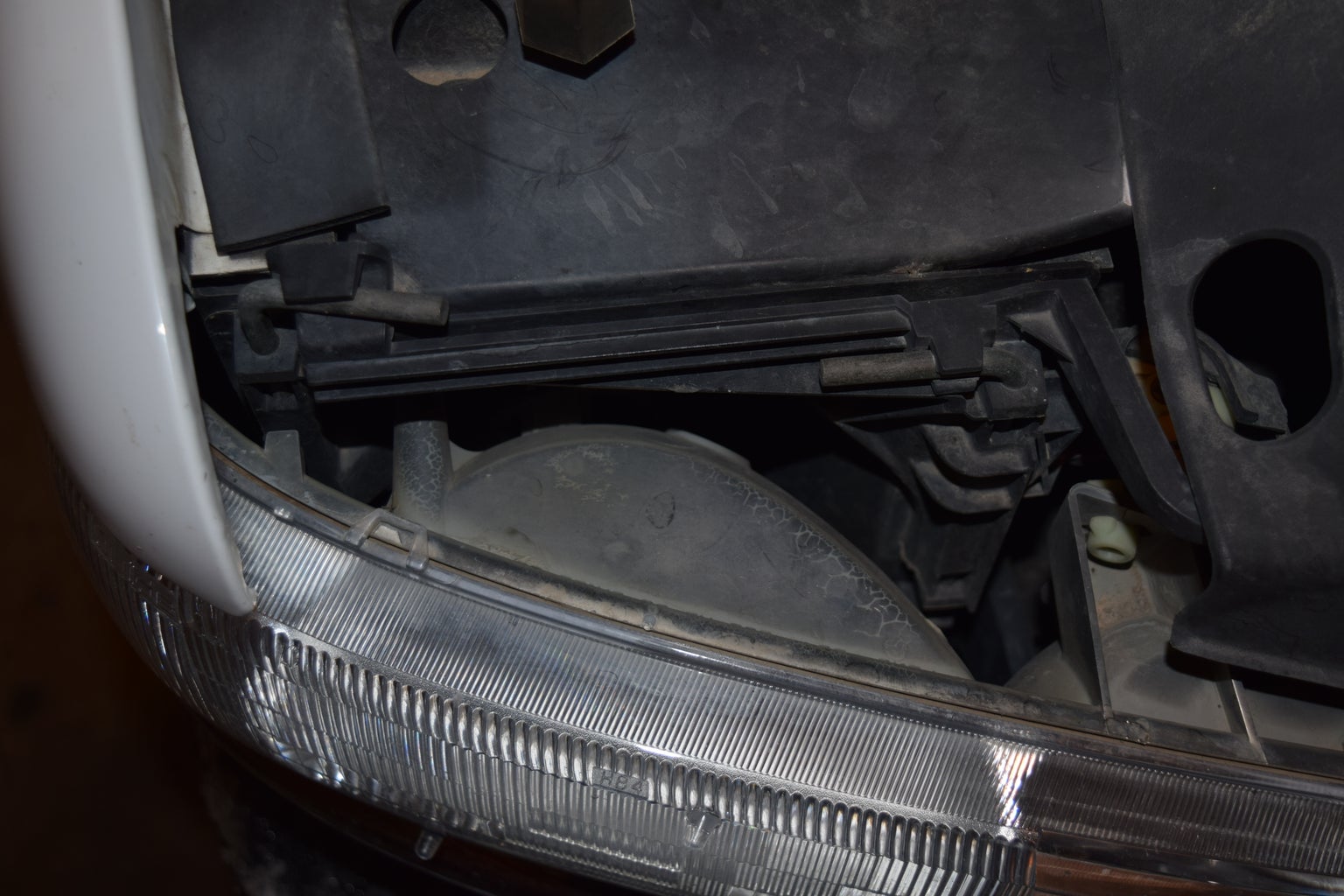 How to Change a Headlight Bulb on a 1999 Chevrolet Silverado : 4 Steps