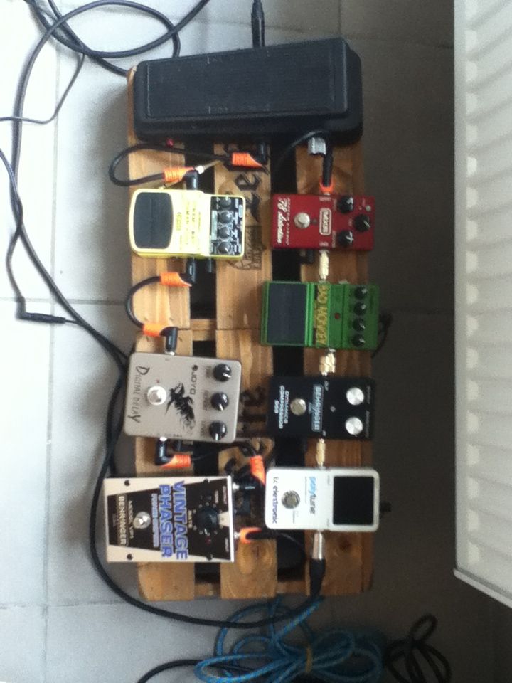 Pedalboard Out of Wooden Beer Crate.