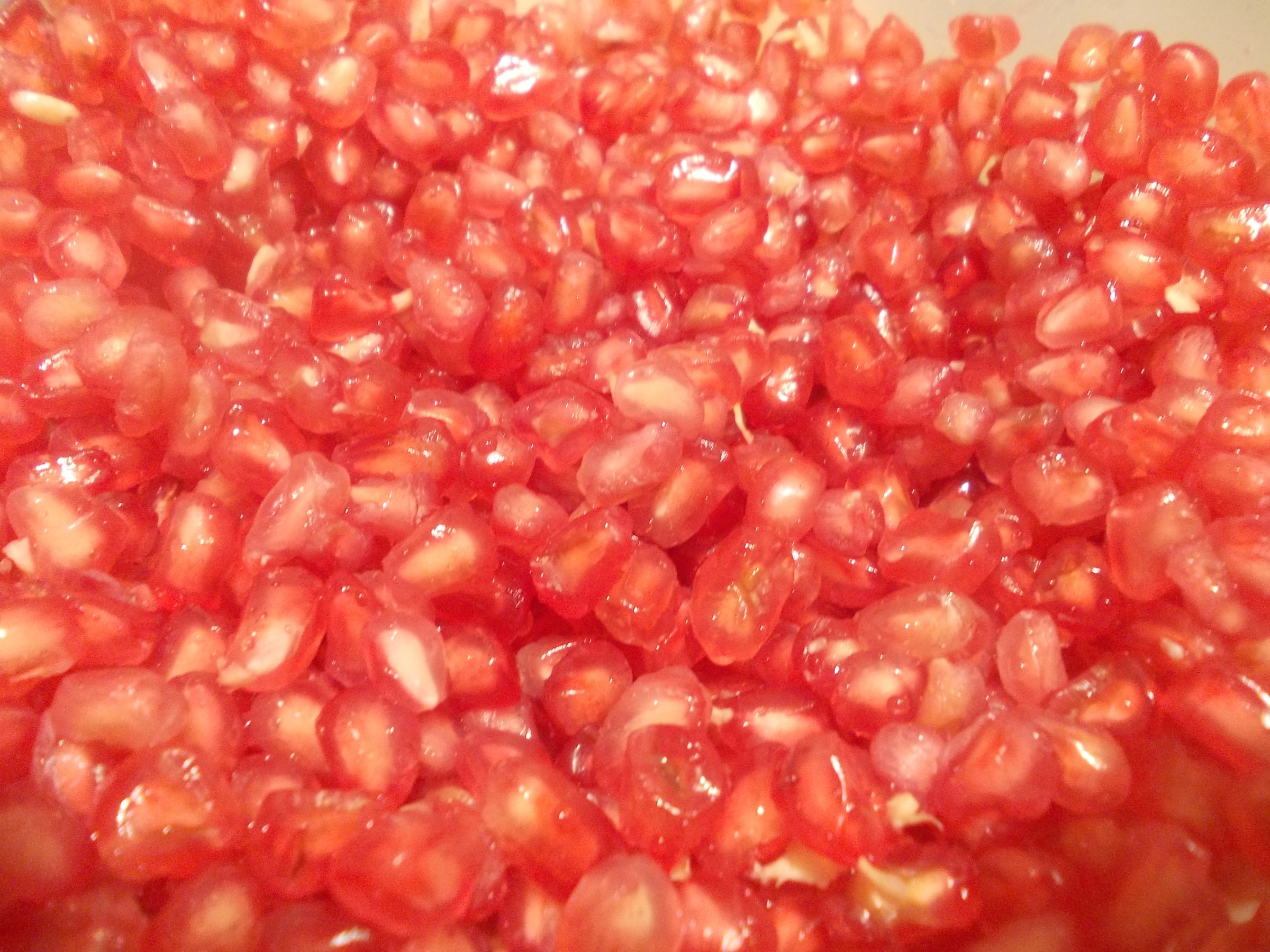 Peel Off a Pomegranate in a Fast and Clean Way (video)