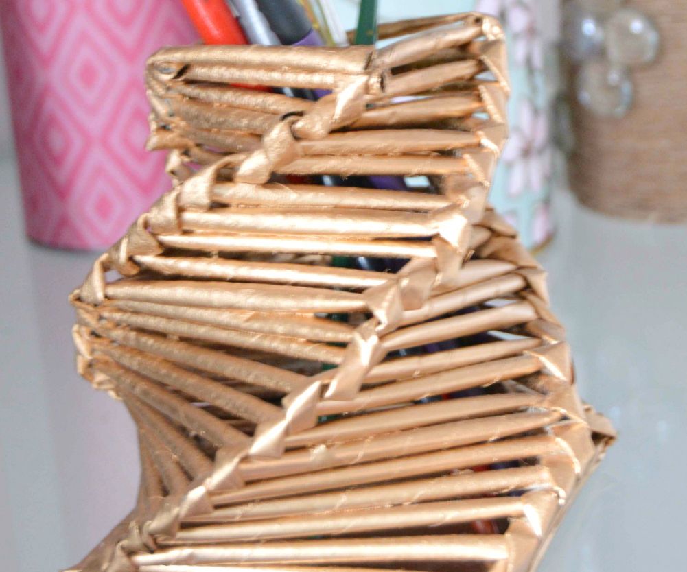 Make a Gorgeous Pen Holder From Magazine Papers