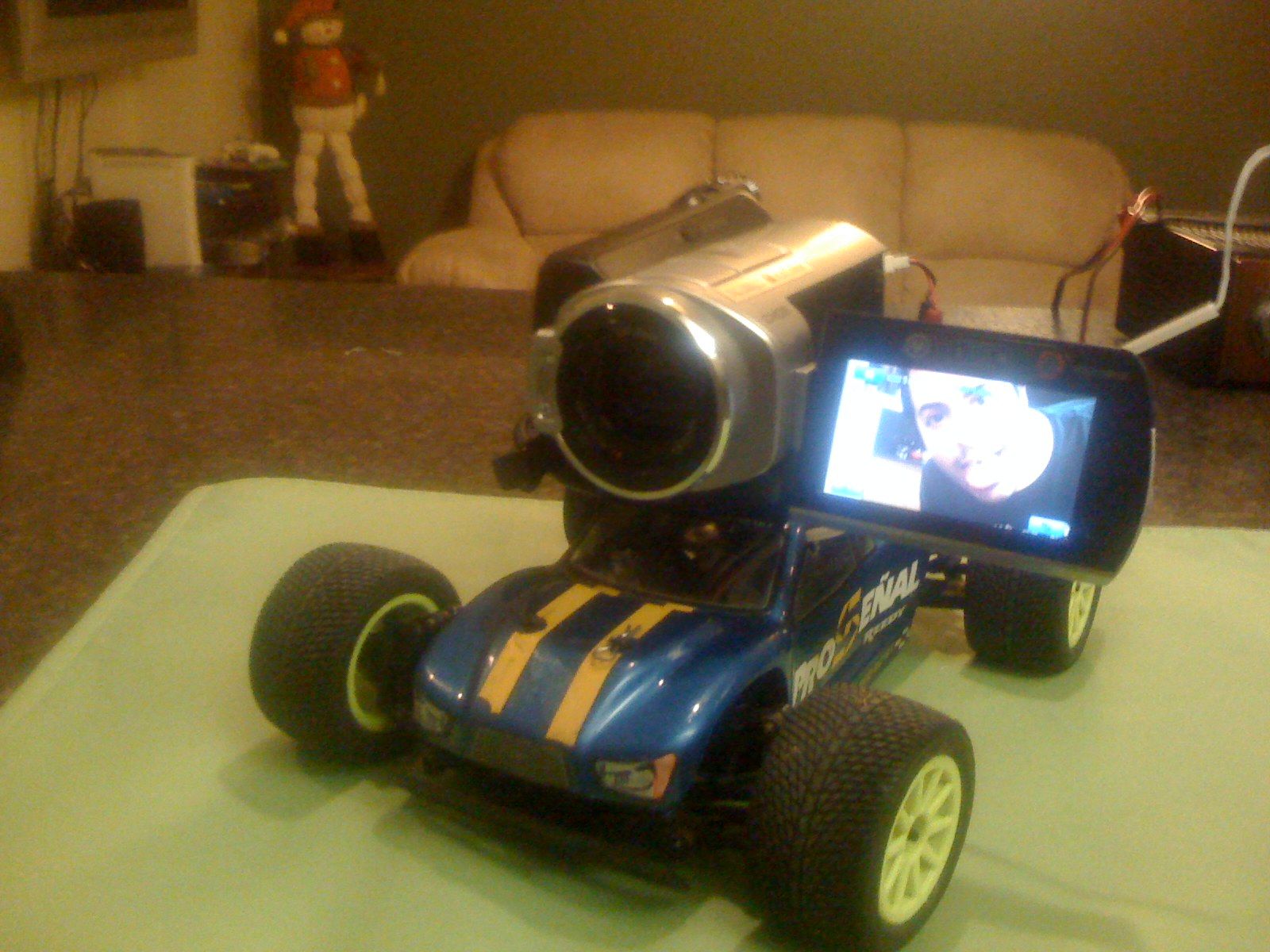 Camara De Video En Carro De Radio Control / Video Camera on R/C Truck