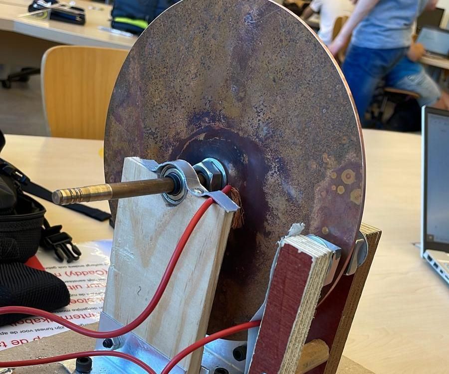 Faraday Disk Dynamo (Homopolar Generator)