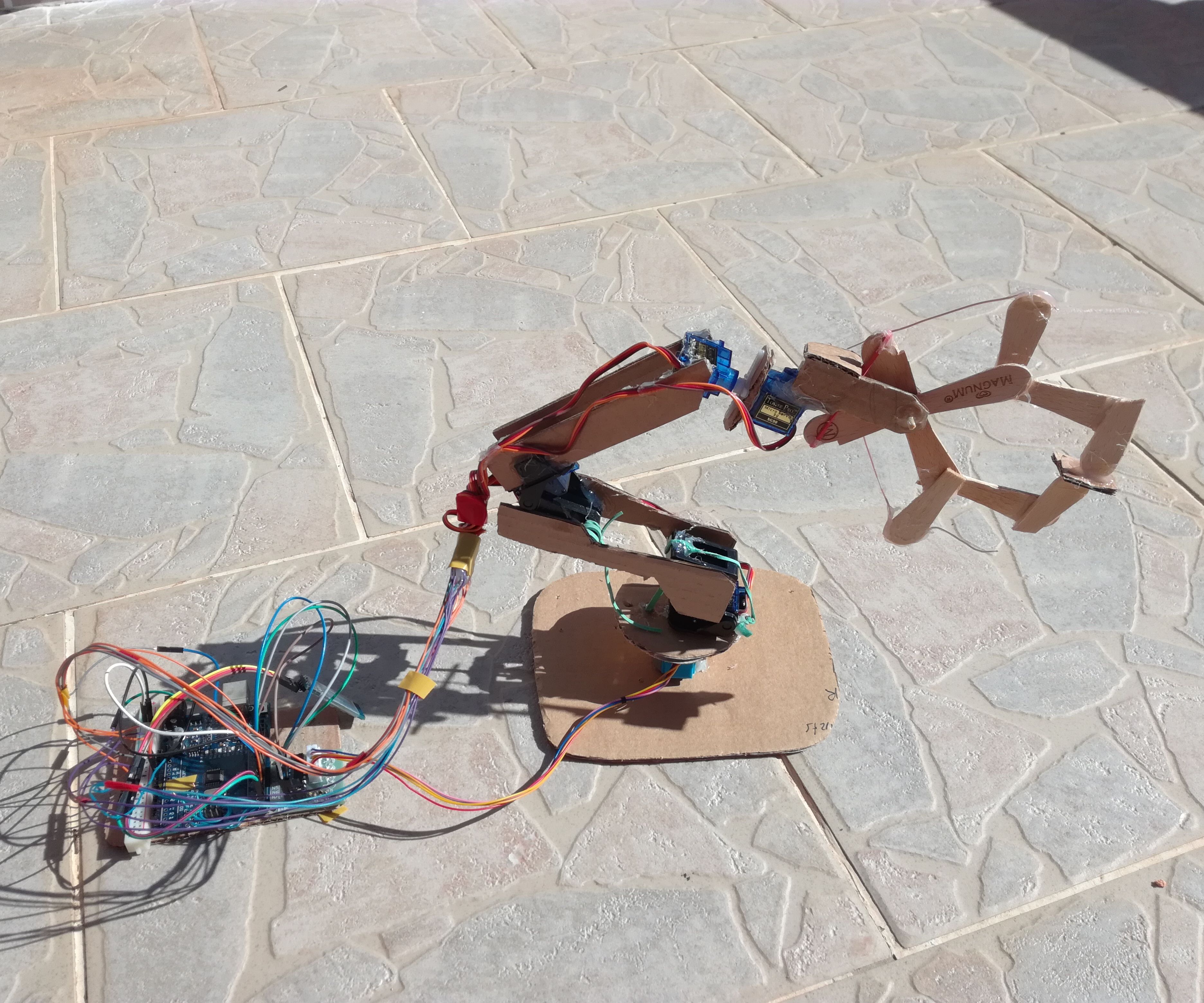 Cheap Smartphone Controlled Arm (+ Option Saving Position)