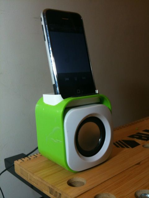 IPod/iPhone Dock With Speakers