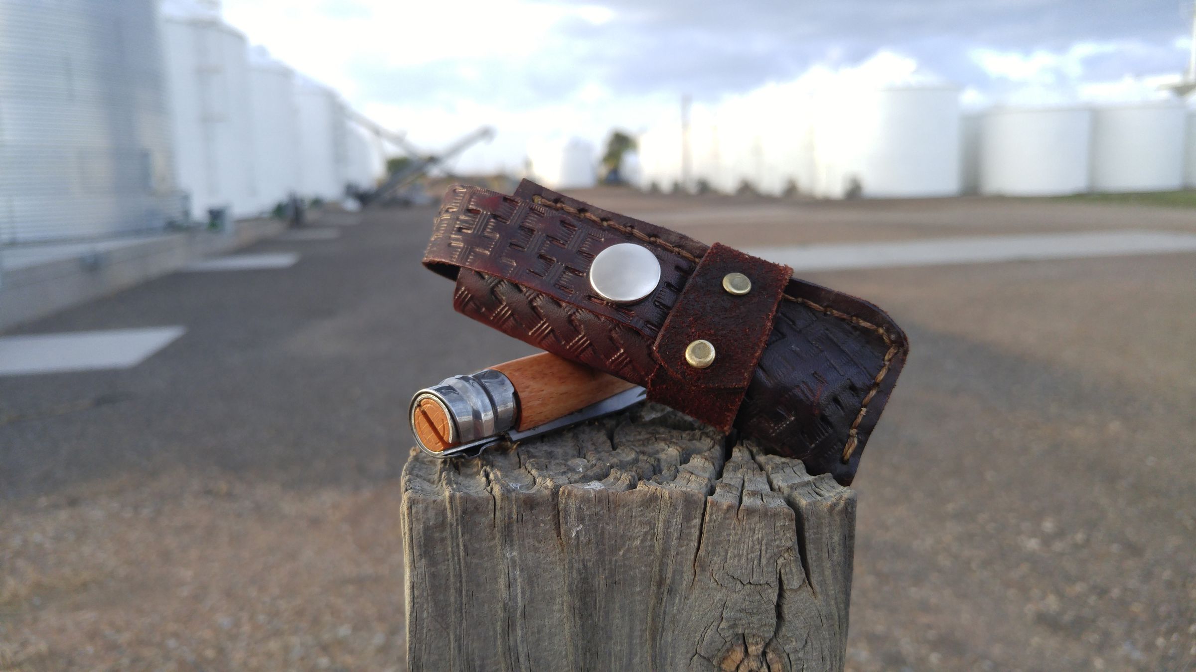 Making a Simple Leather Sheath: Fold-over Western Holster Style. 