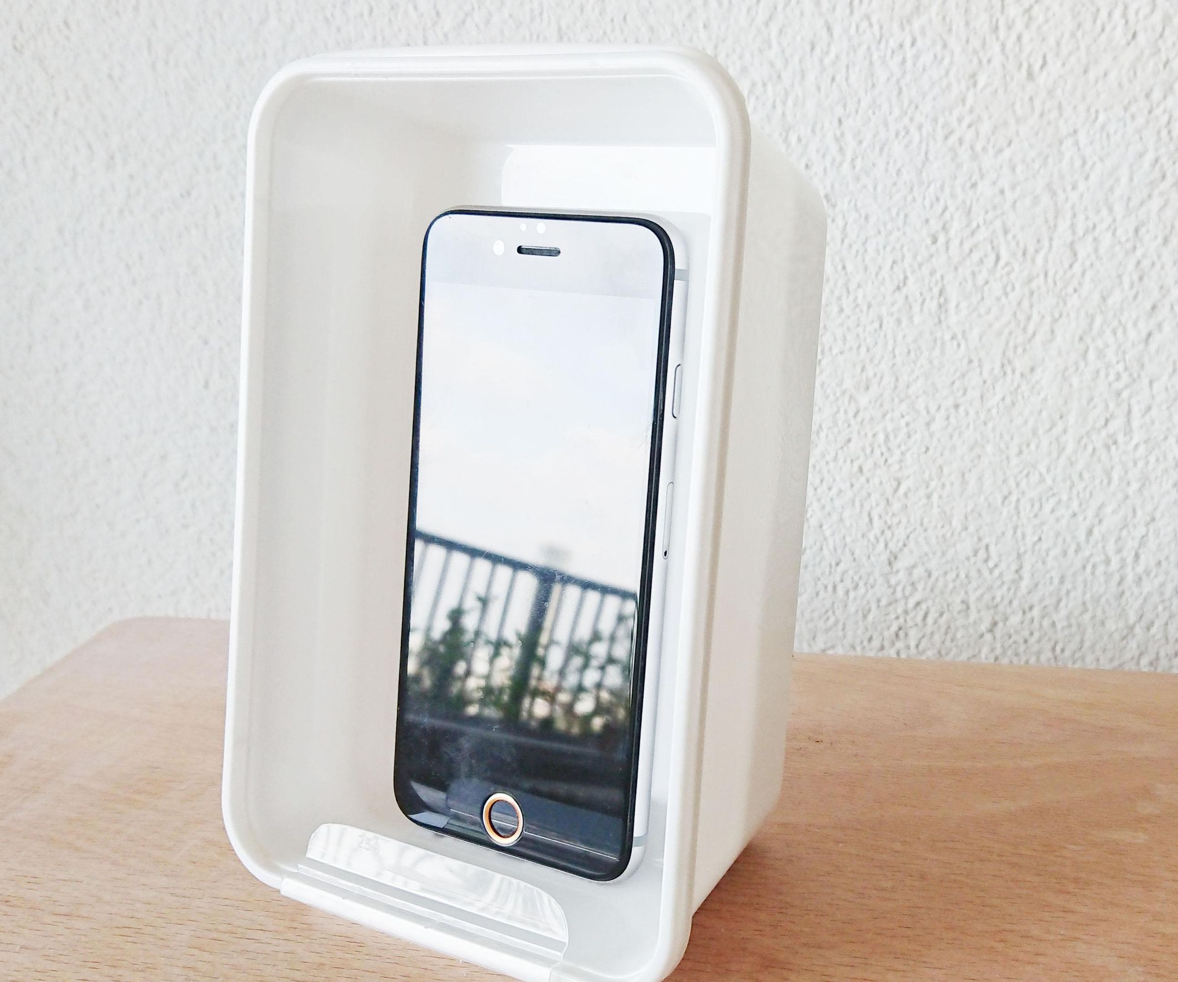 2 minutes Upcycled Takeaway Box Phone Stand