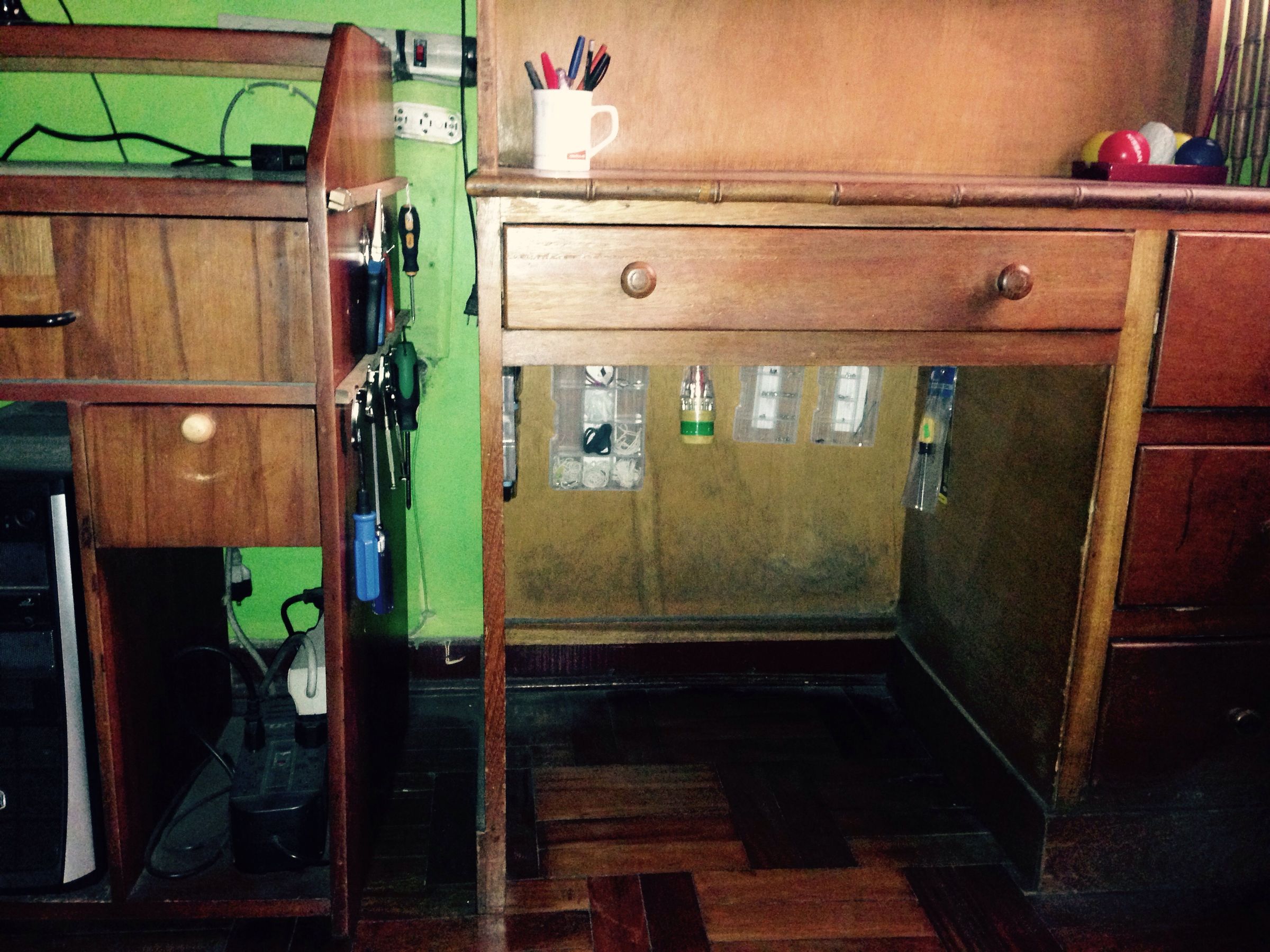 Space for Tools at Side of the Desk