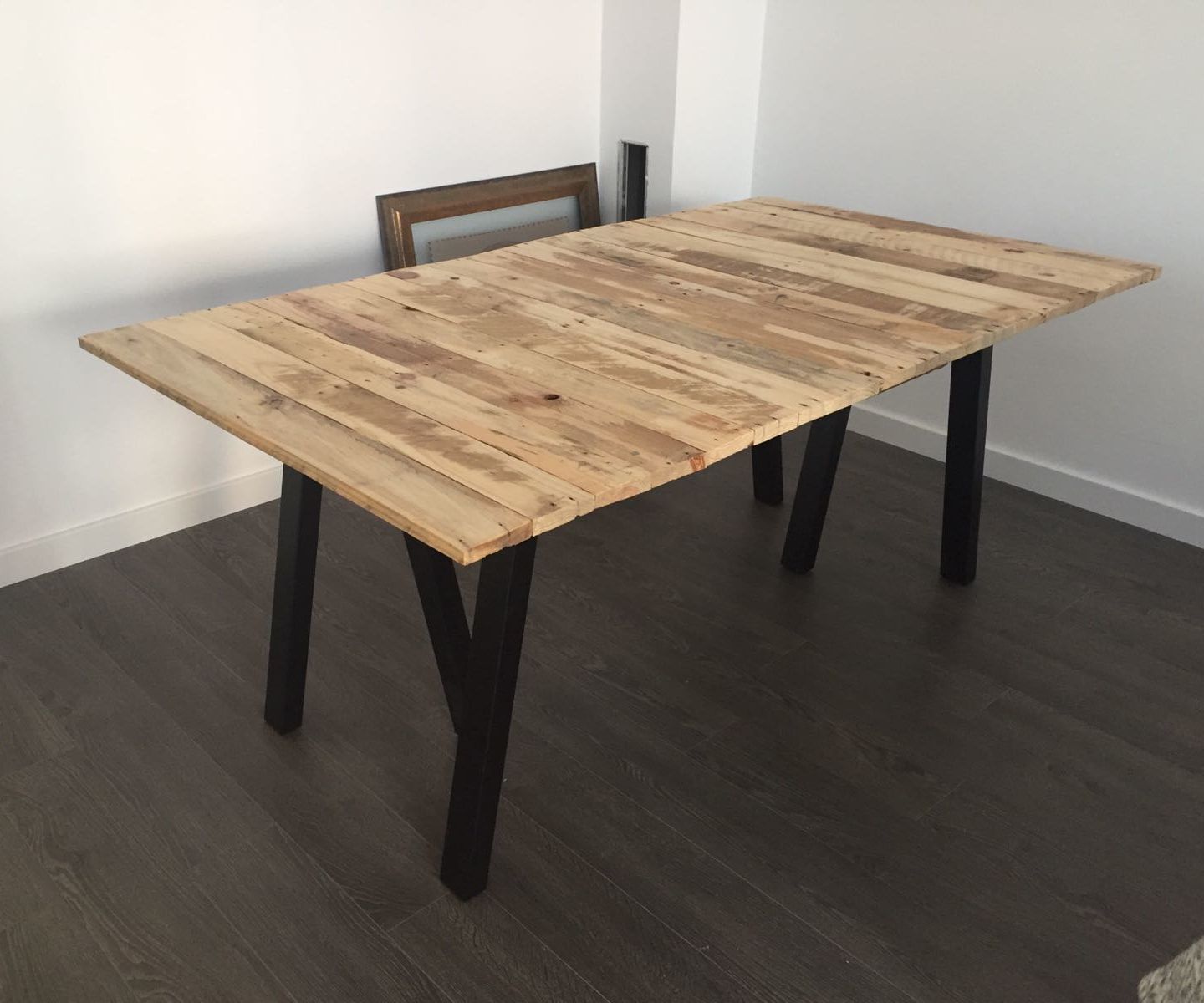 Pallet Dinner Table Less Than 70€ ( Round 77$)