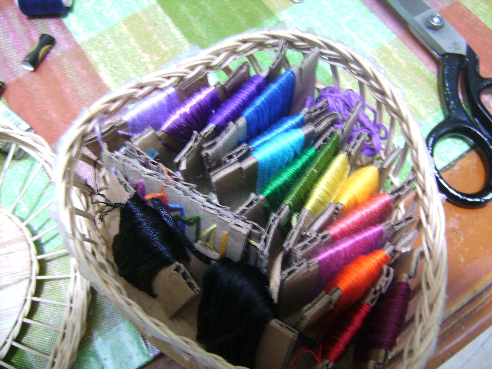 Embroidery floss organizer with a piece of carton