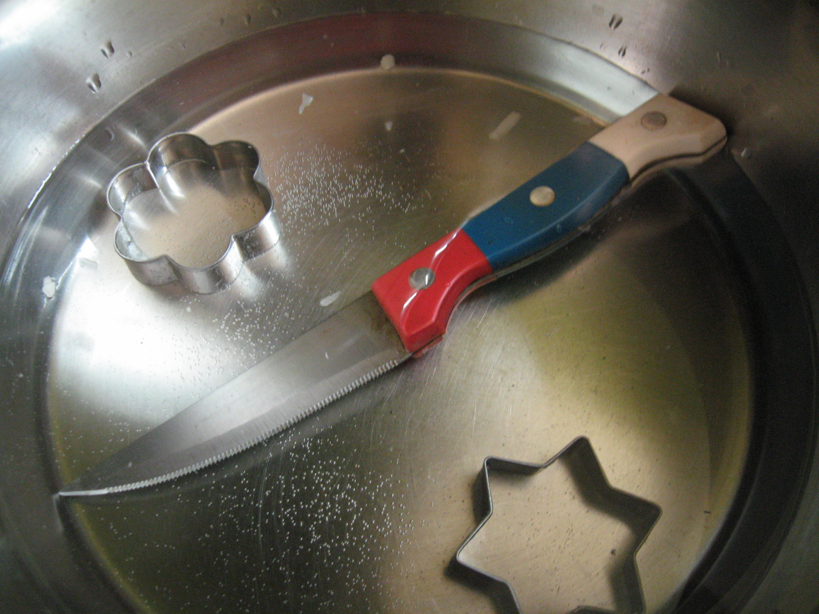 Make Tealight Candles With Leftover Wax and Cookie Cutters 7 Steps