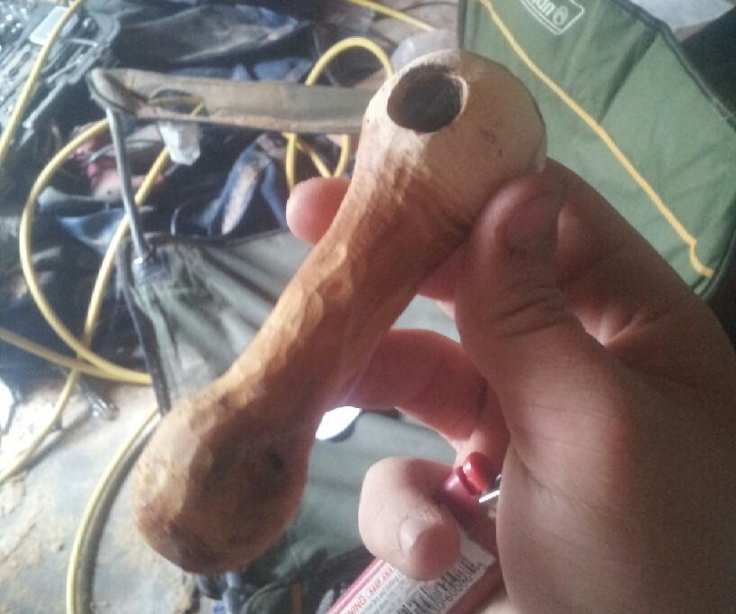 How to Make a Wooden Pipe, With a Carb, From a Tree Branch. 
