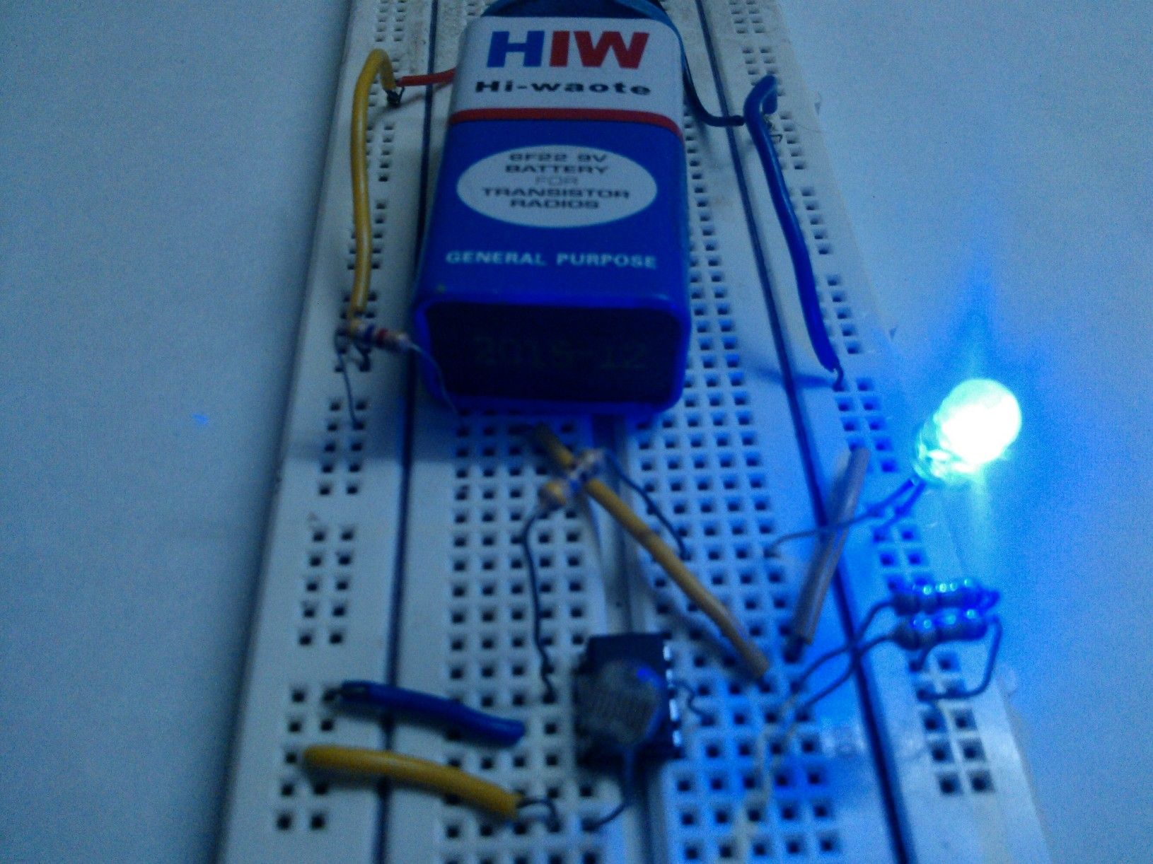 DARK/LIGHT SENSOR BASED ON  the LM741 opamp