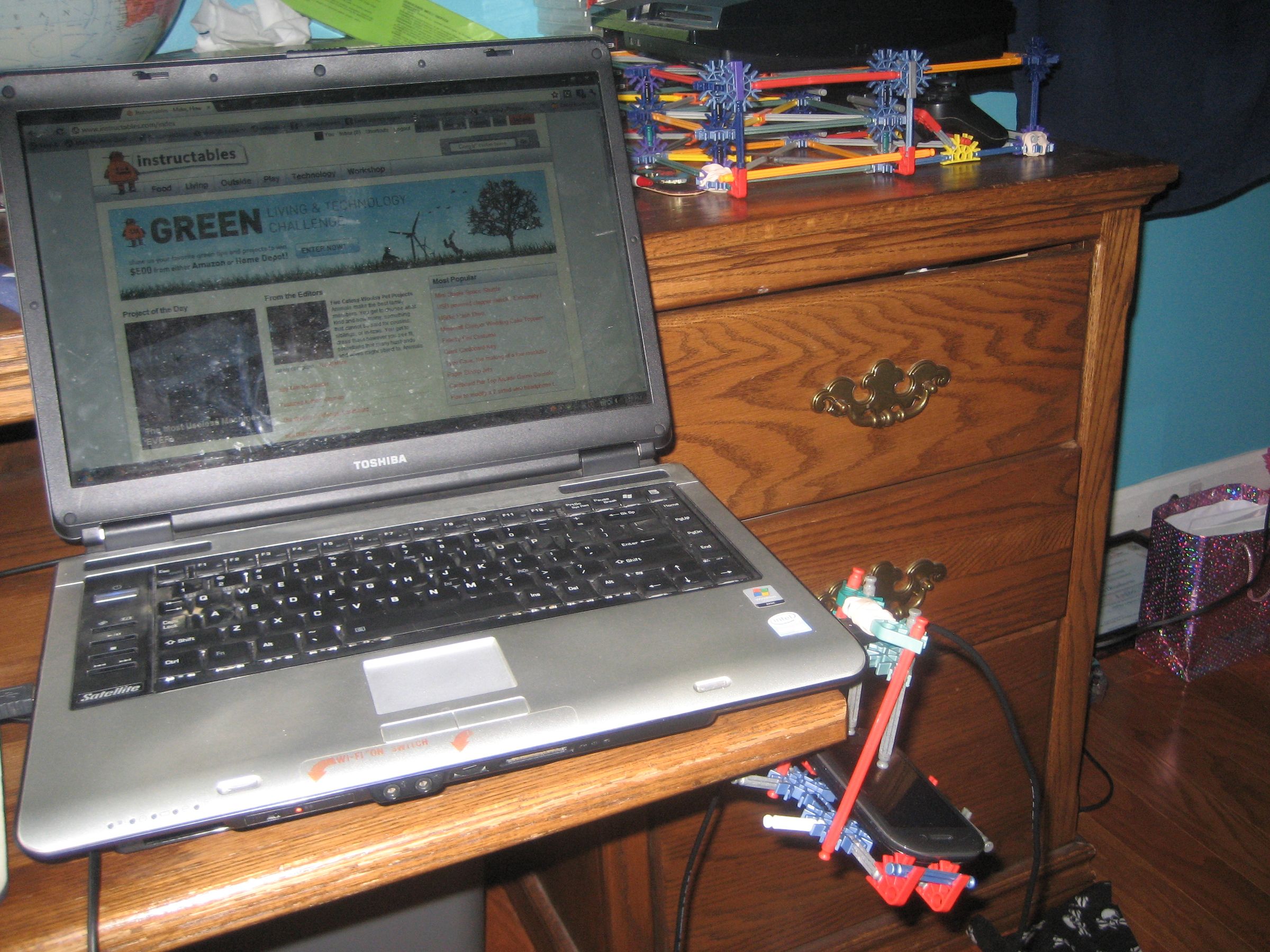 Knex USB/ Wall Outlet Charging Station 4 Steps Instructables