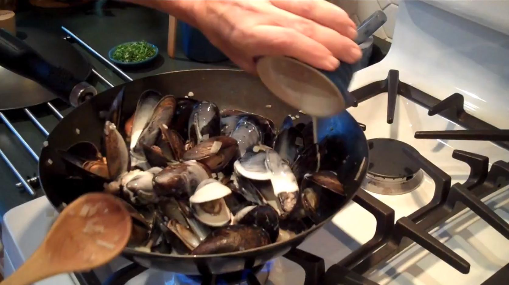 Moule Mariniere a La Creme (Mussels Mariner Style)