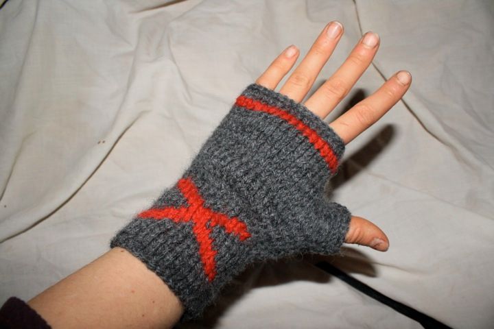 X marks the spot: Fingerless Gloves