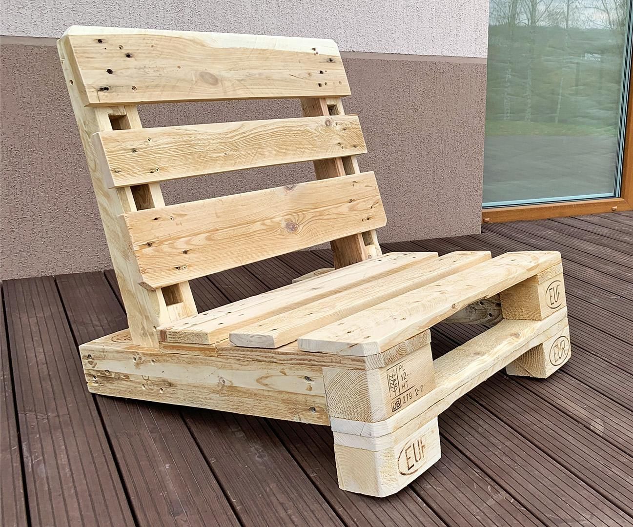 A Deck Chair Made From Pallet Wood Leftovers