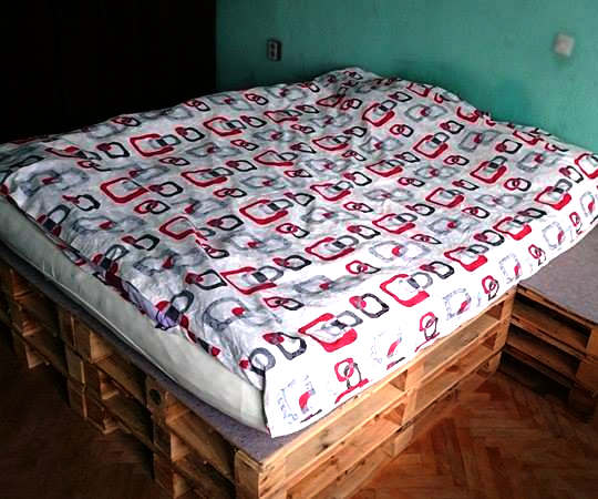 DIY Pallet Bed on a Budget