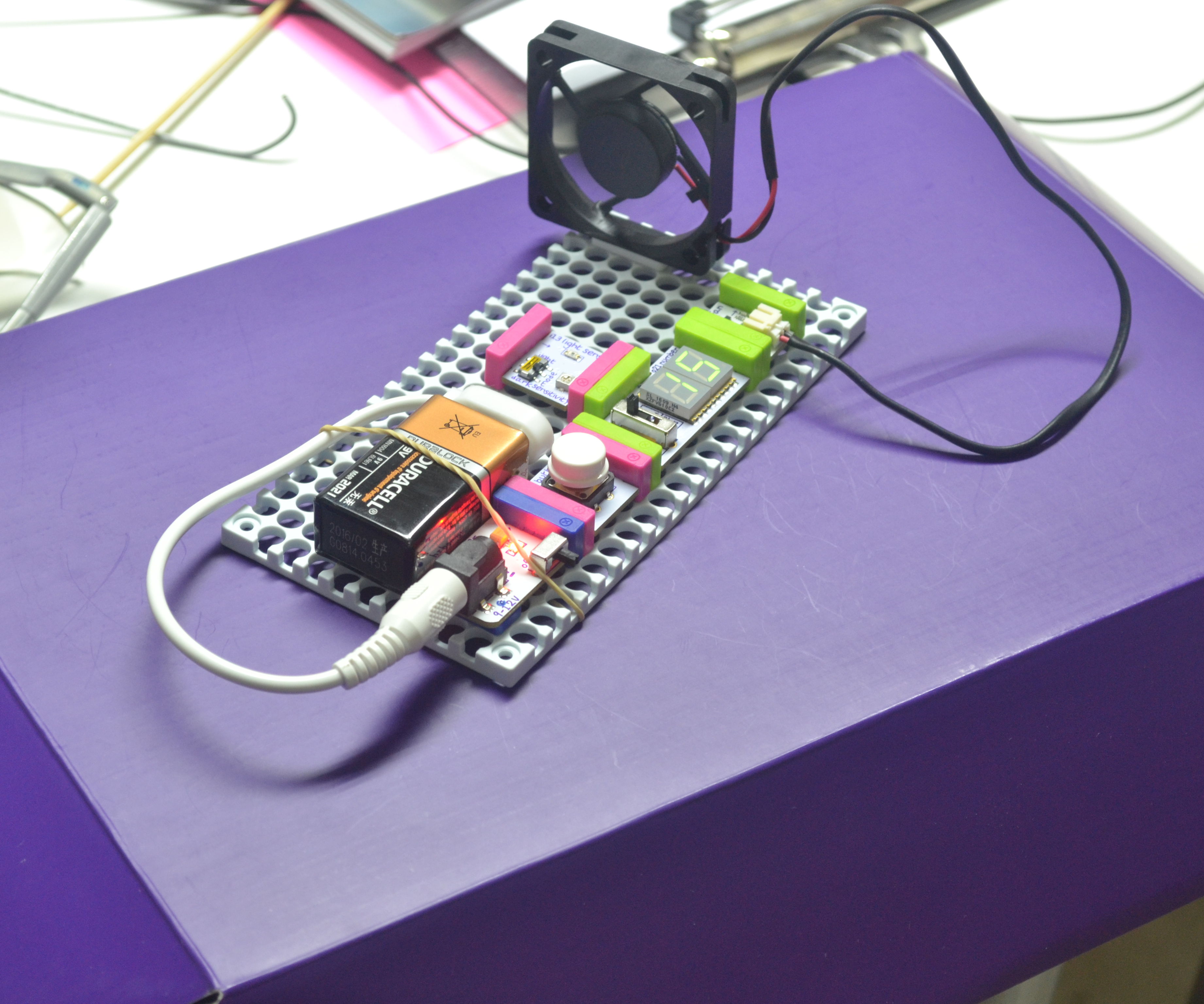 How to Make a Fan With Little Bits Controller by a Button and Reset by a Light Sensor