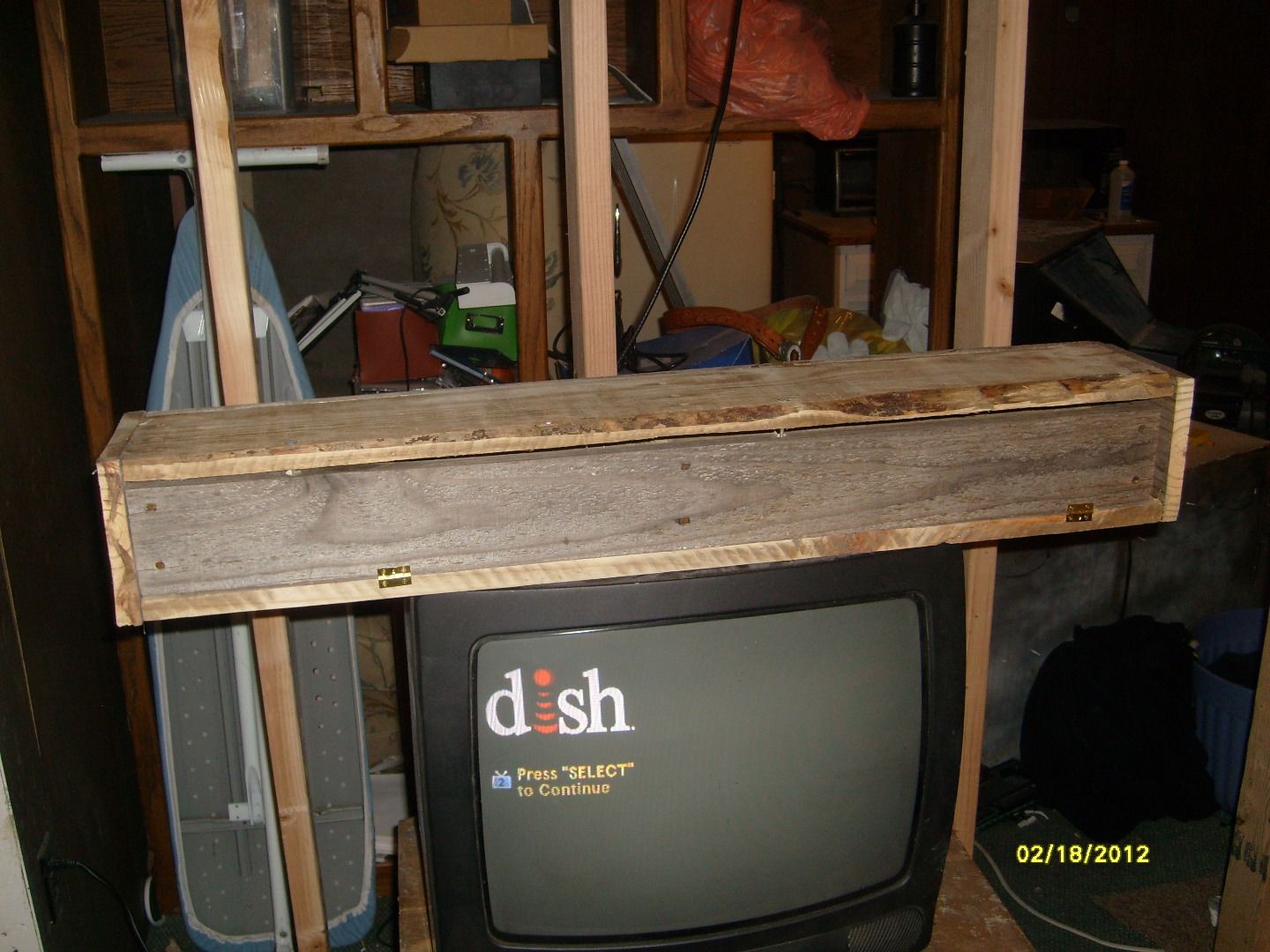 Secret Compartment Wall Shelf (Made From Recycled Wood!) 3 Steps