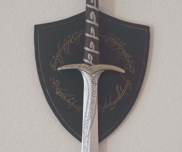 Sting - Bilbo's and Frodo's Sword w/ Shield Wall Mount