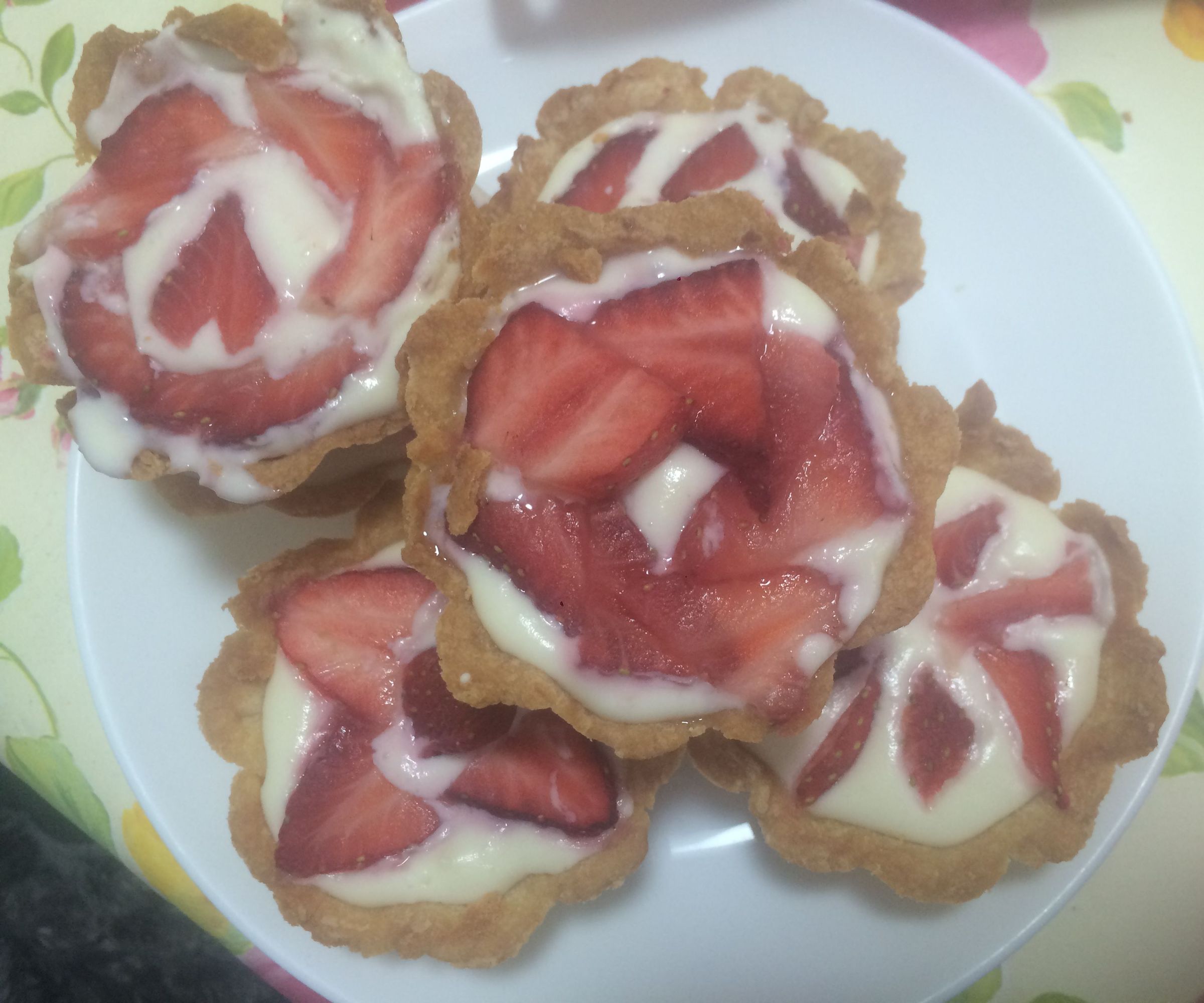 Special for Valentine: Strawberries and White Chocolate Pies With a Surprise Inside
