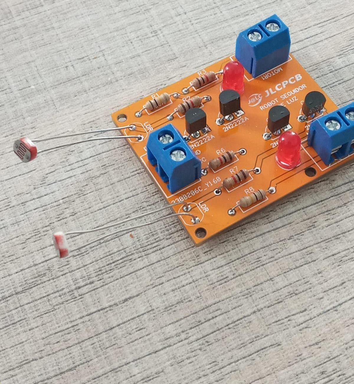 LIGHT FOLLOWER ROBOT (CONTROL 2 MOTORS)