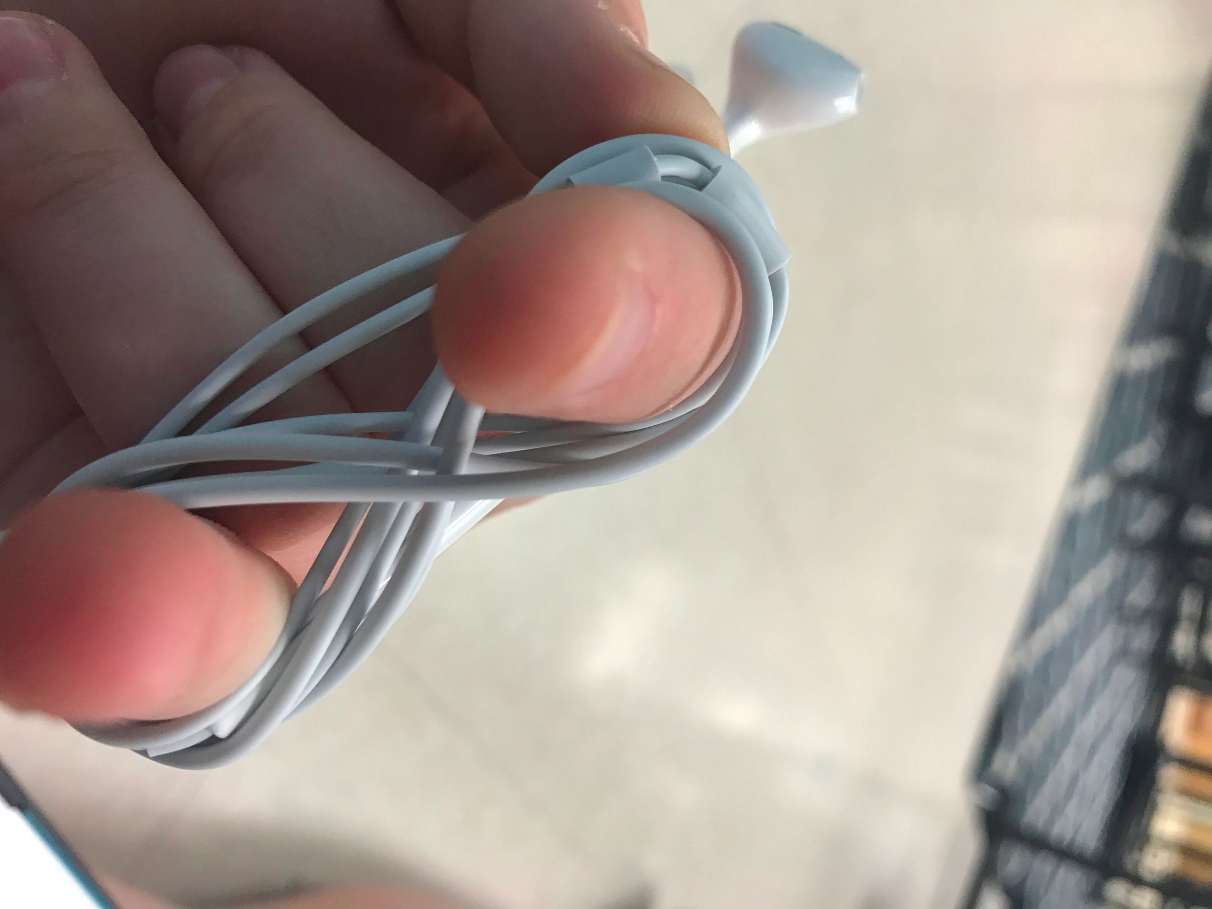 Wrap Up Earbuds to Keep From Tangling! 4 Steps Instructables