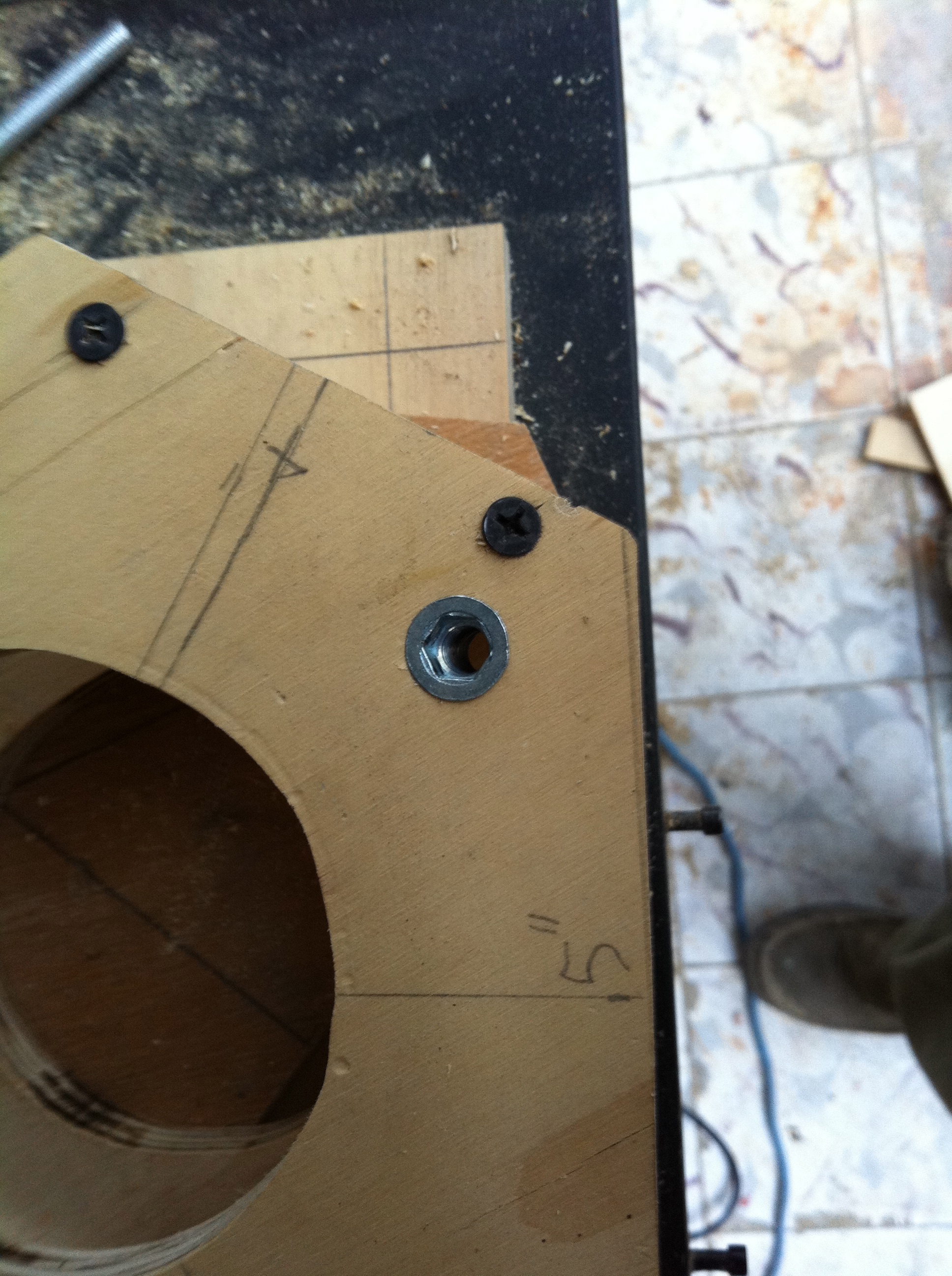 Make a Router Lift Out of Recycled Closet Door Rails. 12 Steps (with