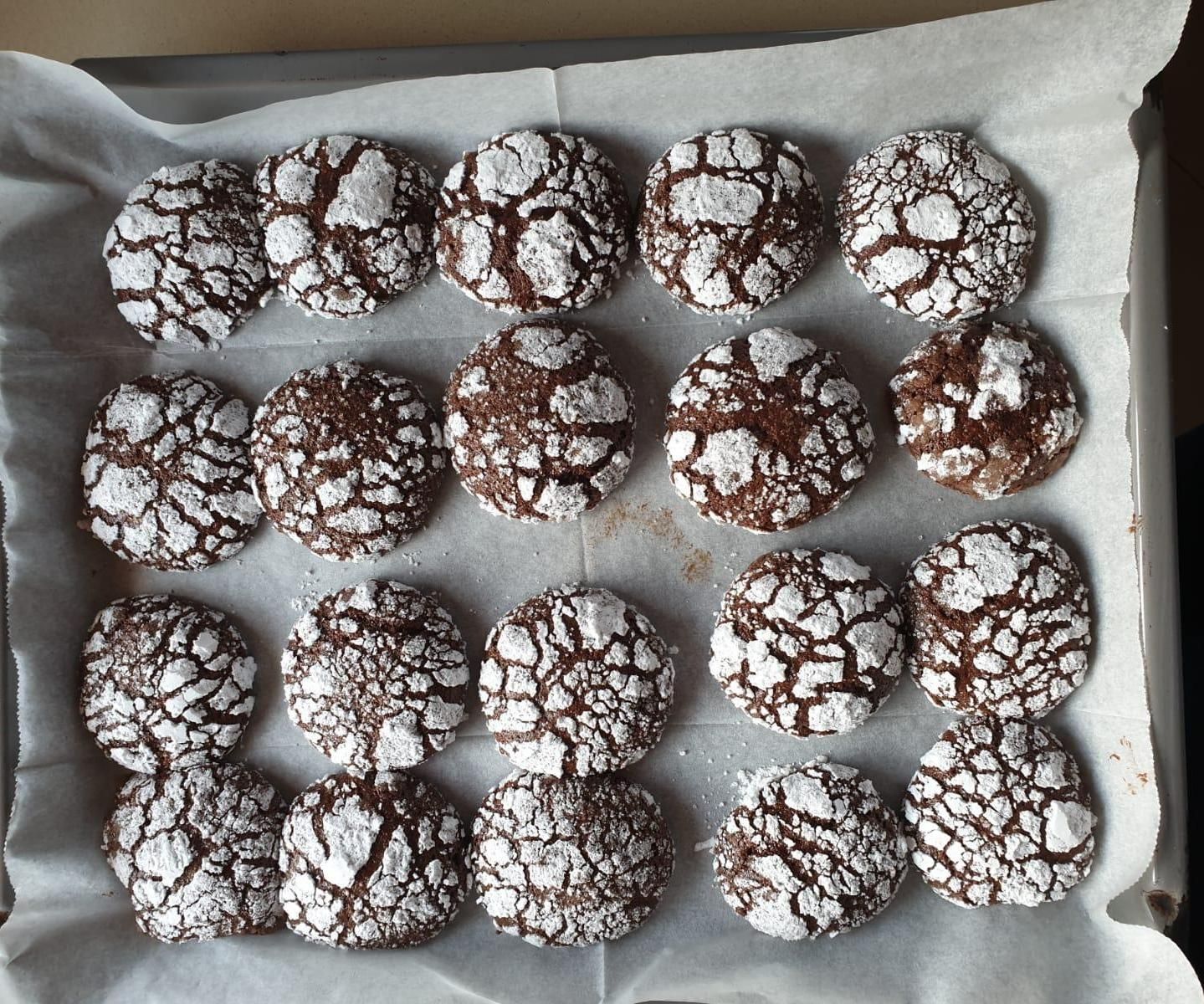 Snowy Chocolate Cookies! 