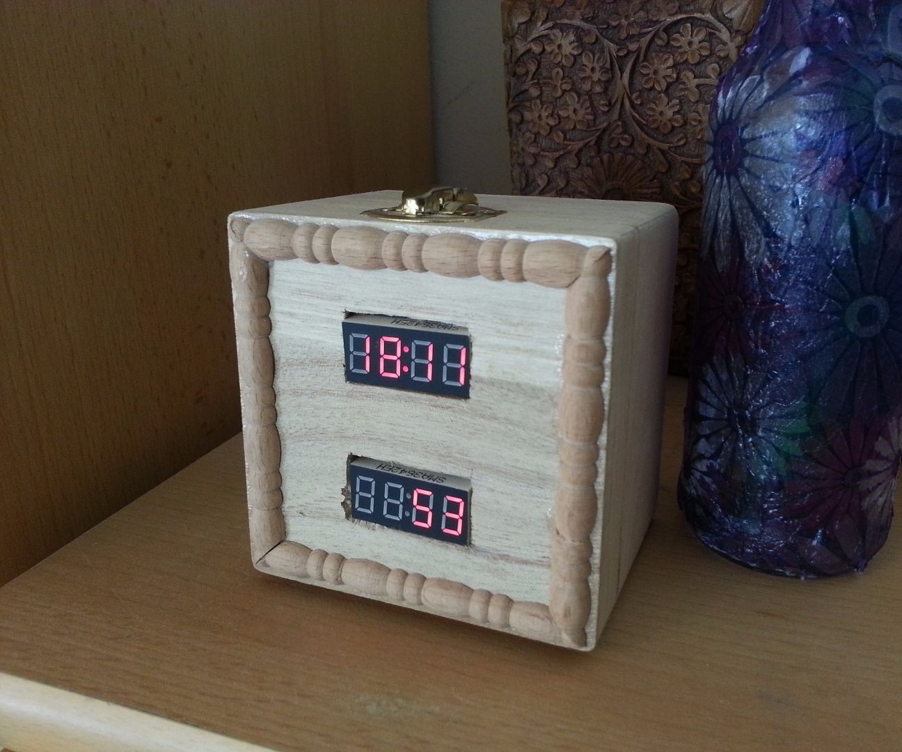 Desktop Watch With Humidity Sensor