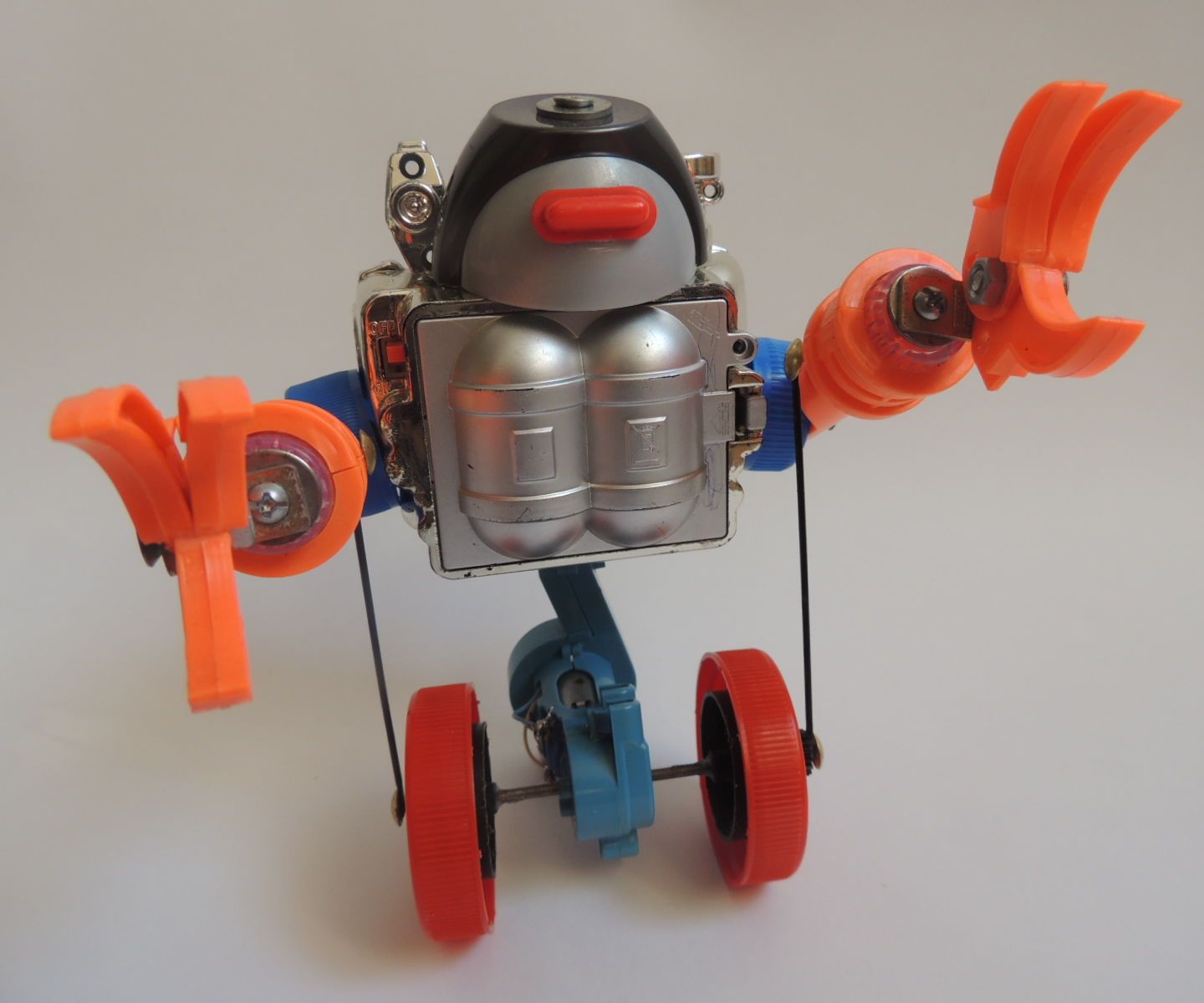 Roboto, the Wobbling Toy Robot (evolution of Randofo's "Wobbler")