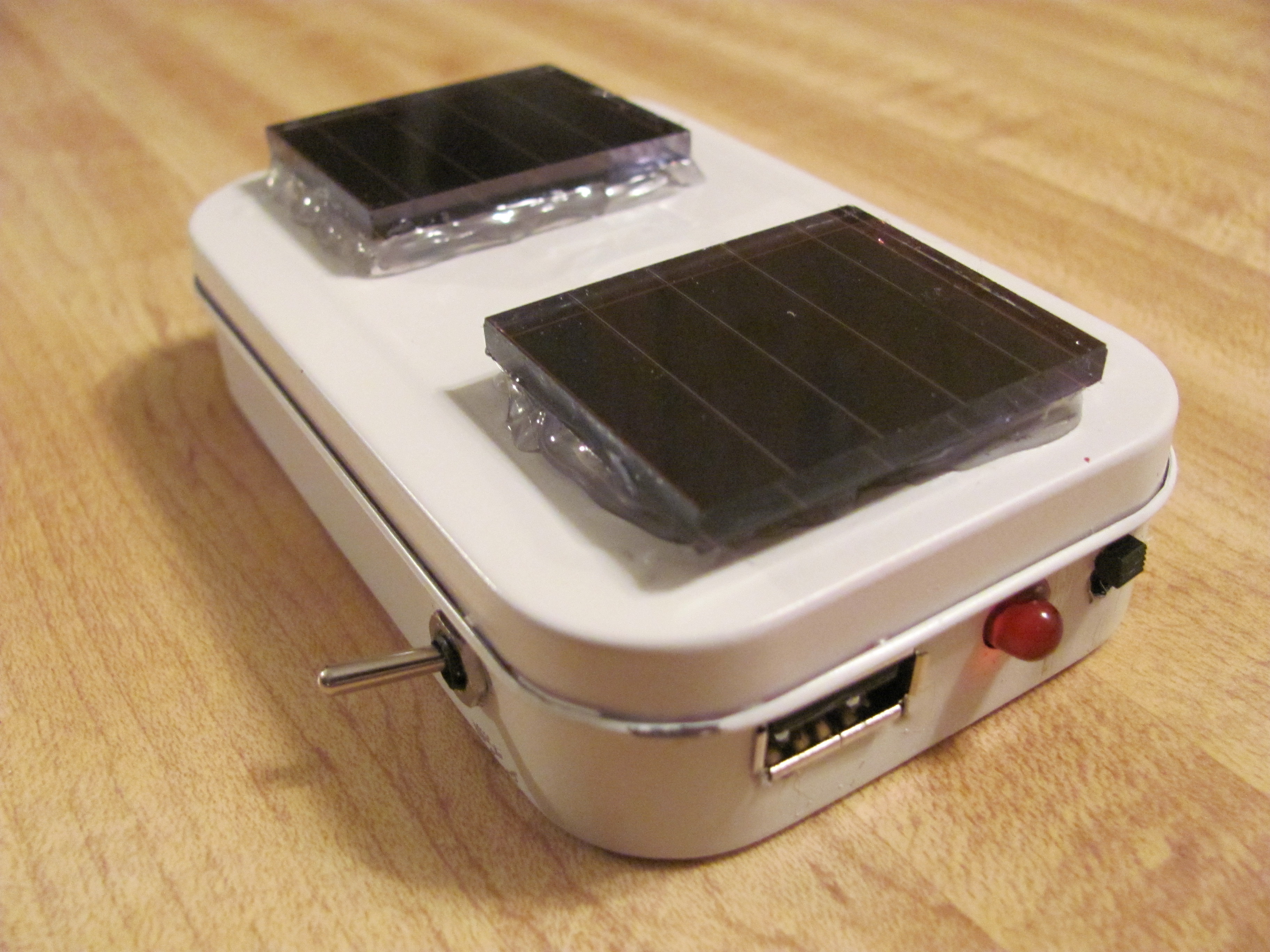Altoids USB Battery/Solar Charger for IPhone and IPod
