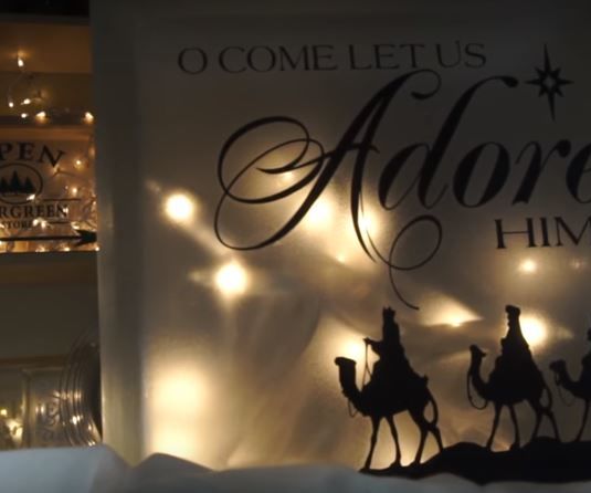 How to Make Christmas Wood Signs Using Cricut Explore