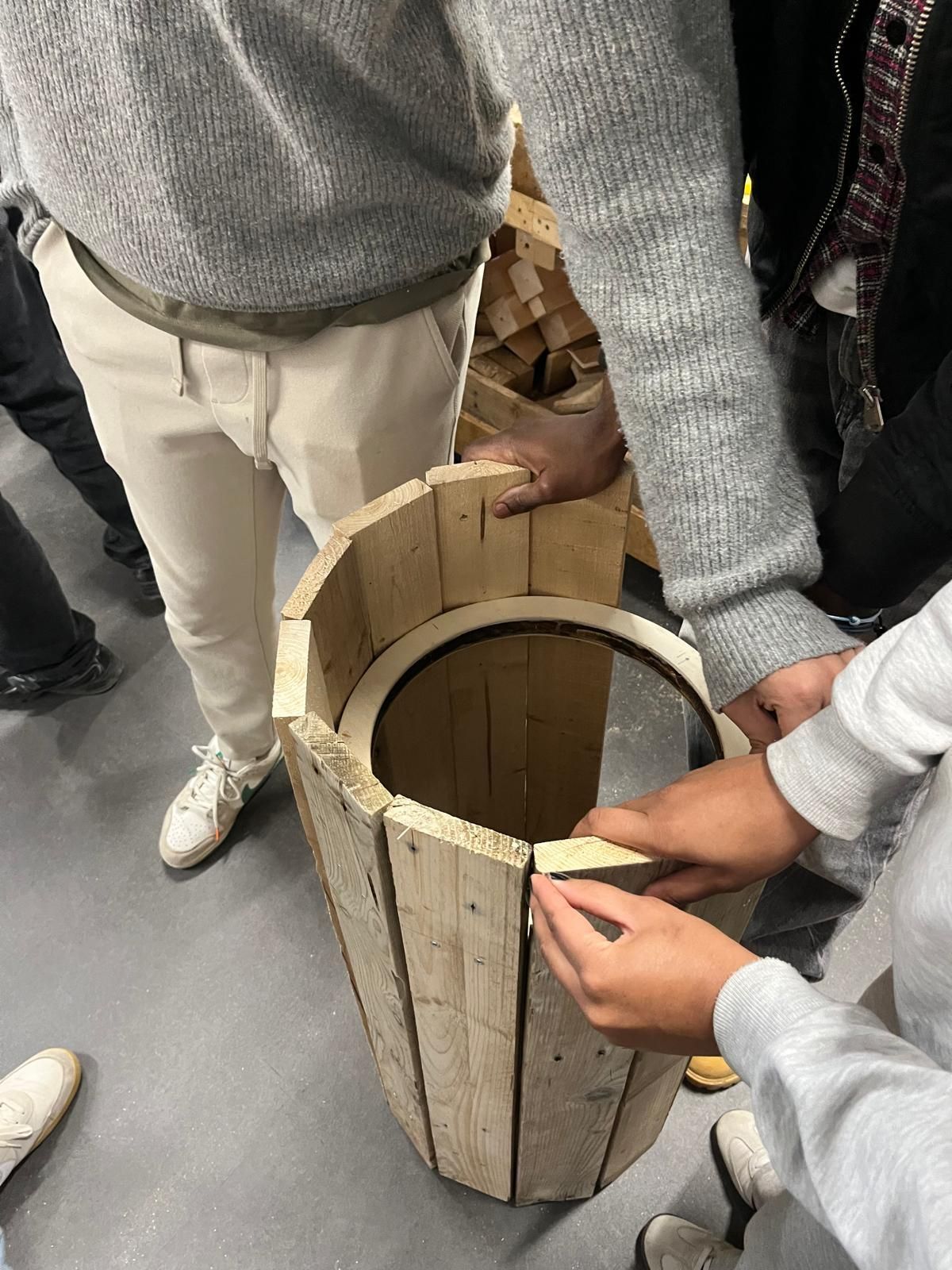 Assemblage De Tout Les Éléments De La Poubelle