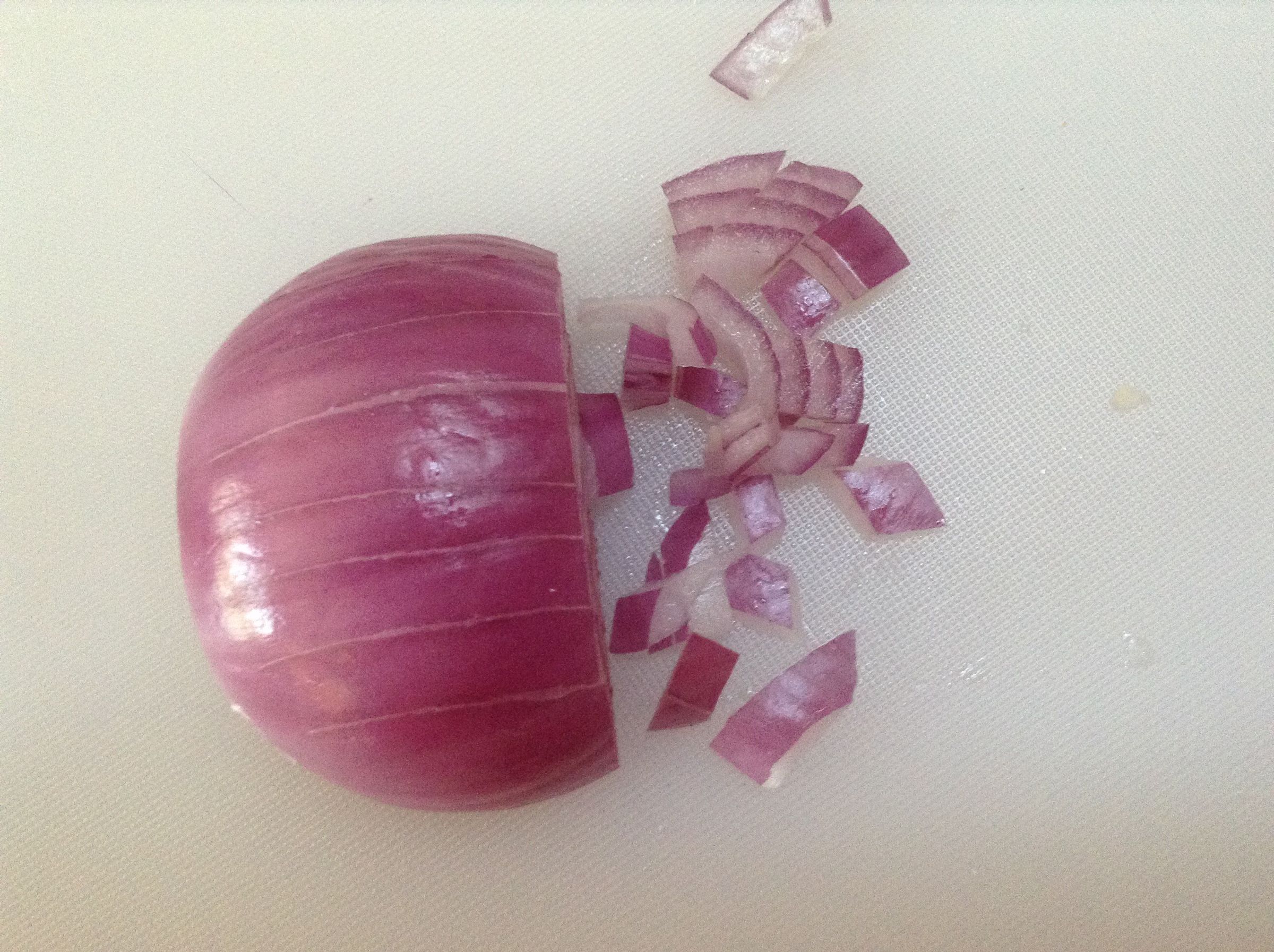 Learn to Chop an Onion the Easy Way! 20 Steps Instructables