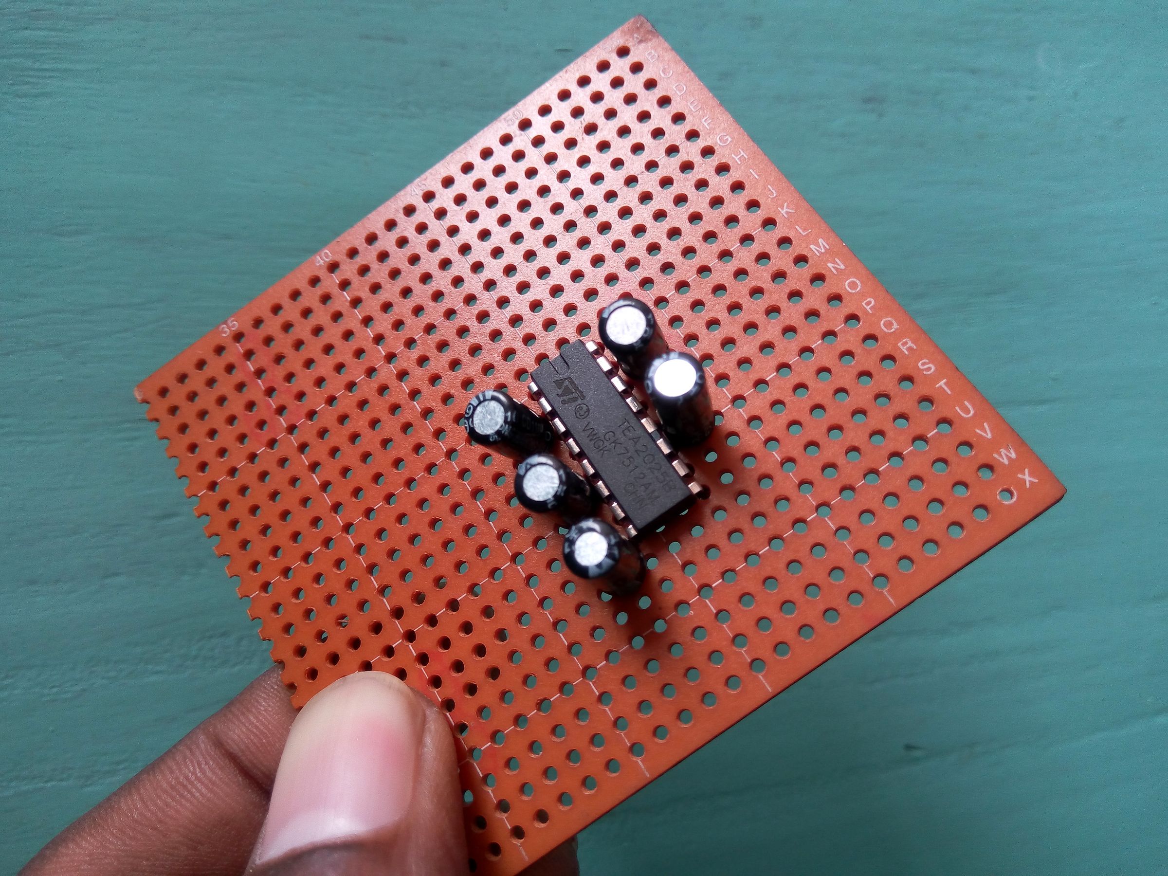 Desk Amplifier With Audio Visualization, Binary Clock & FM Receiver : 8 ...