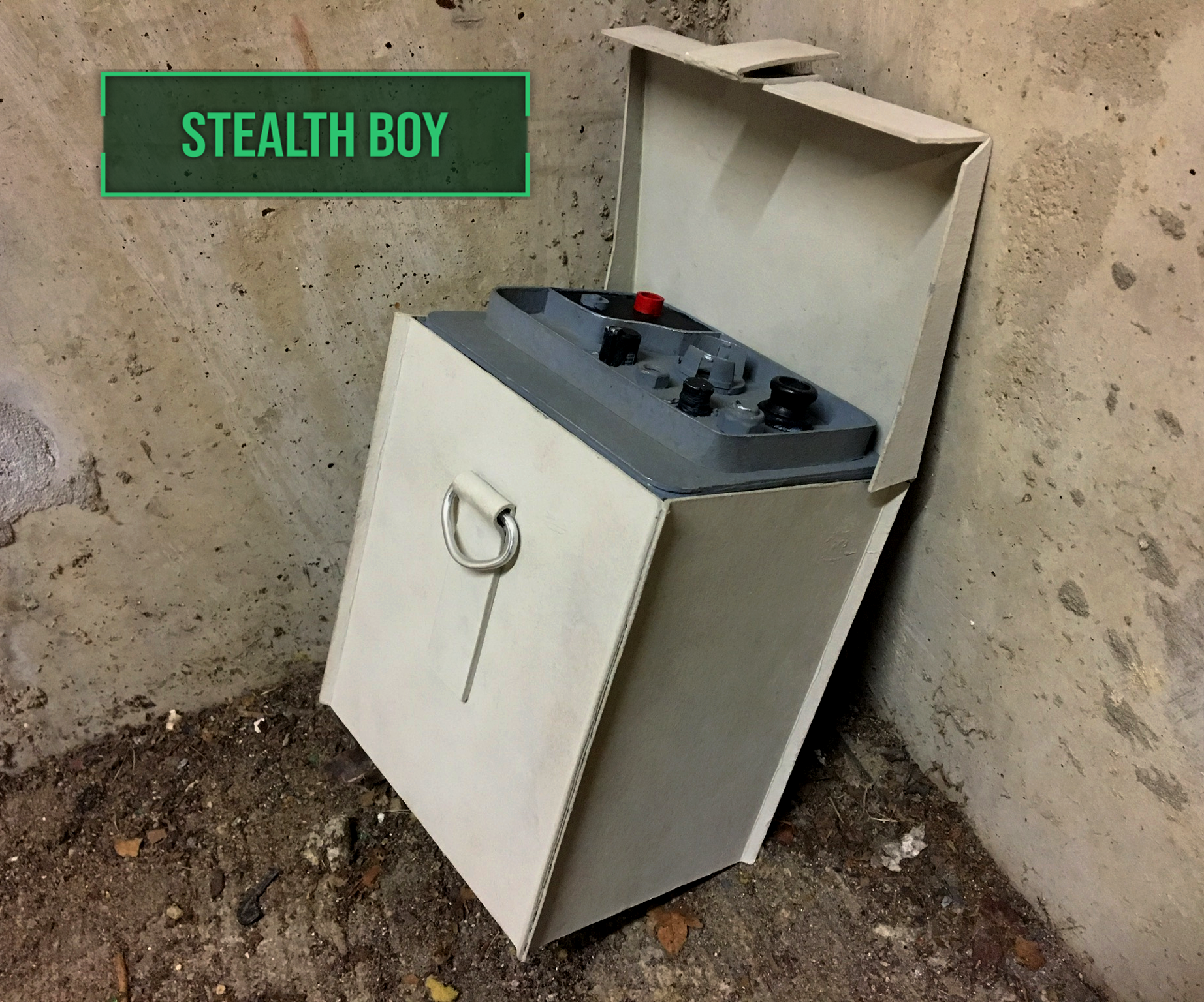 Fallout 4 Stealth Boy [Made of Cardboard]
