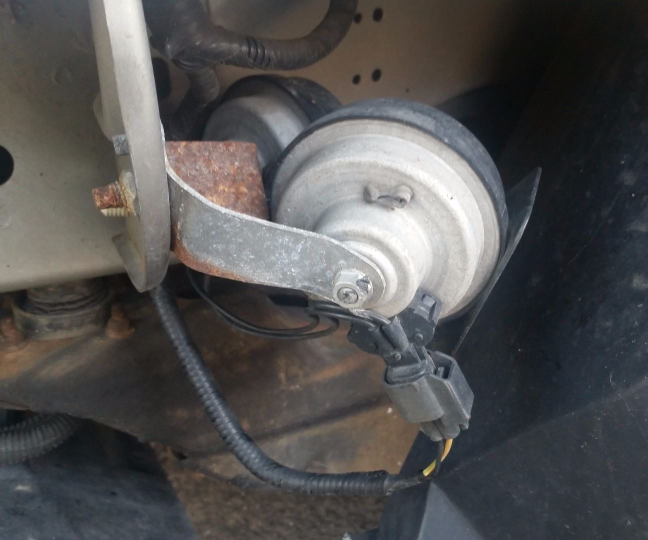 How to Change or Repair Horn on 2004 Ford Taurus