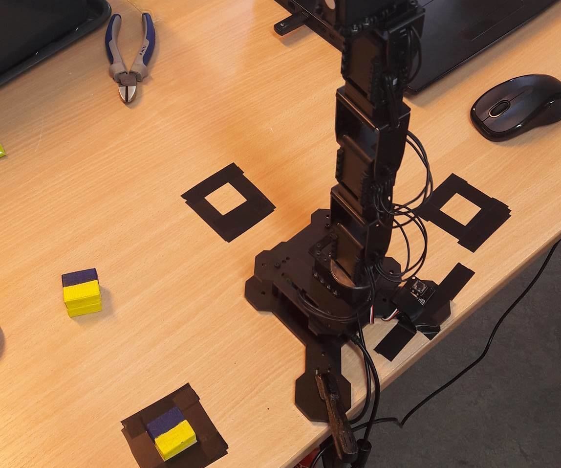 Stacking PhantomX Pincher Robot
