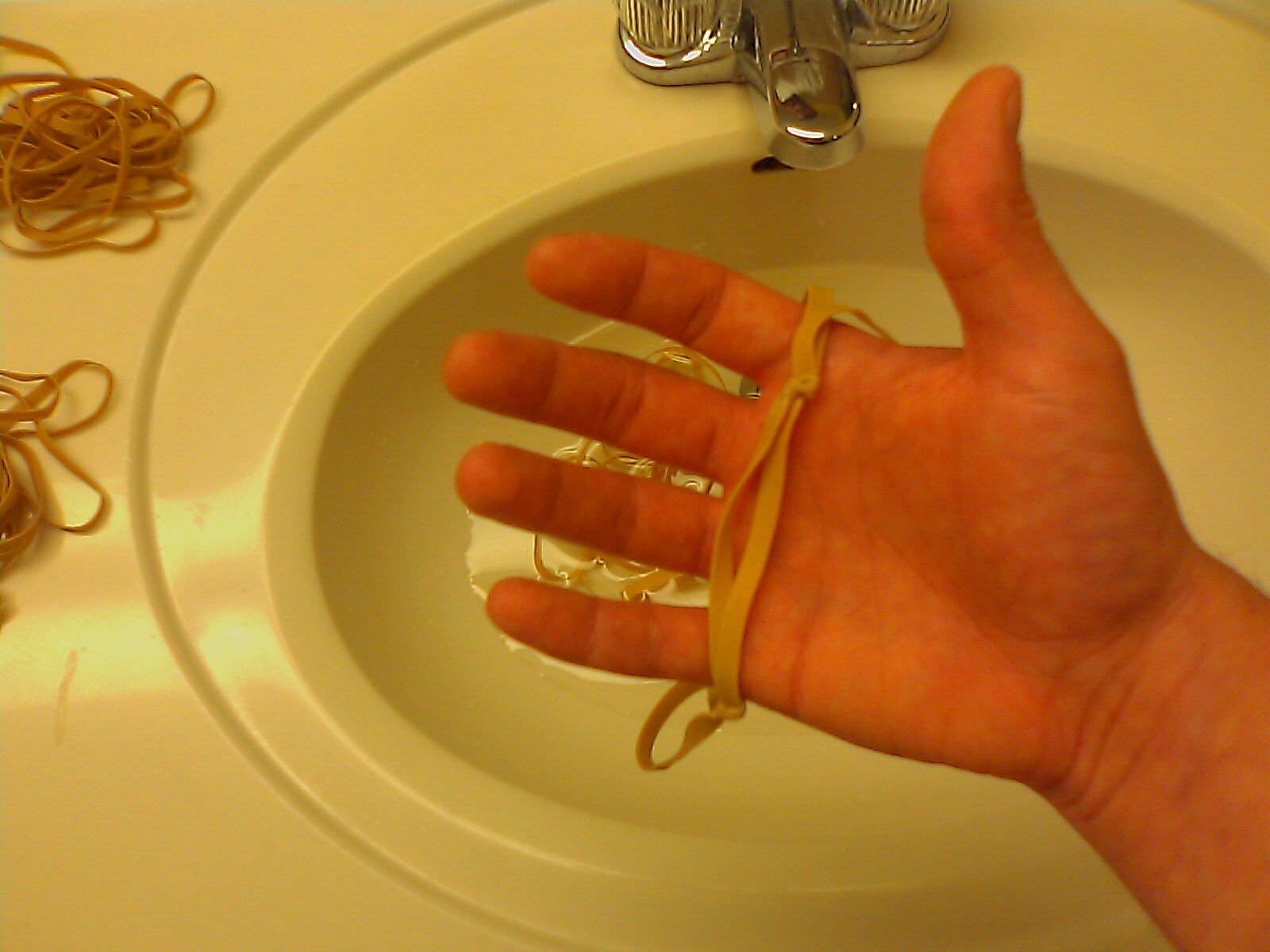 Make a Rubber Band Travel Clothesline ( for Less Than 1 ) 7 Steps