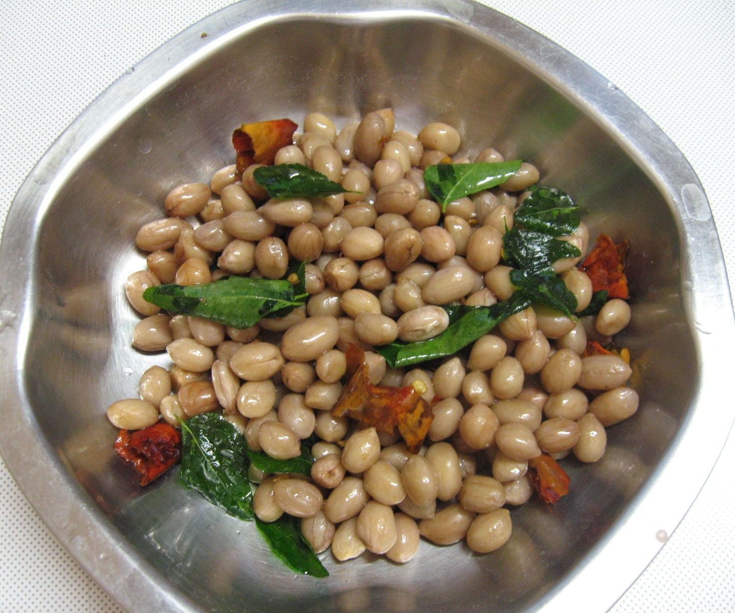 How to Prepare Raw Peanuts With Shells