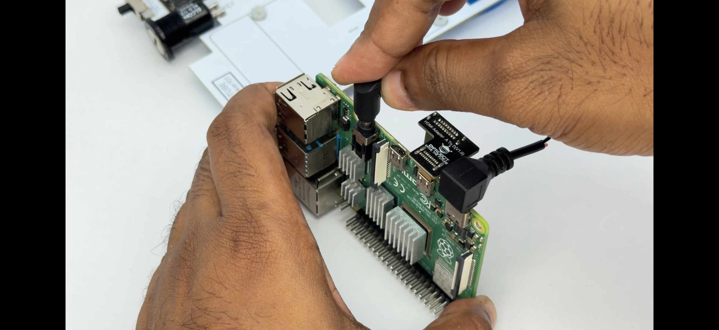 I Built a Portable Raspberry Pi Computer That Can Do Almost Everything ...