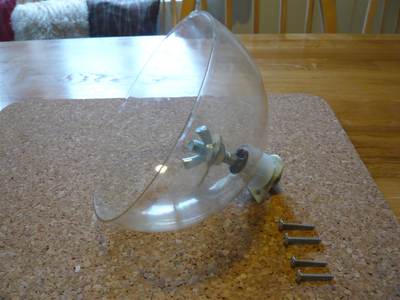 Small Simple Horizontally Mounted Squirrel Resistant/proof Bird Feeder That Requires No Specialist Tools to Make