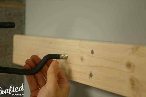 將自行車掛鉤安裝在 2x4 上