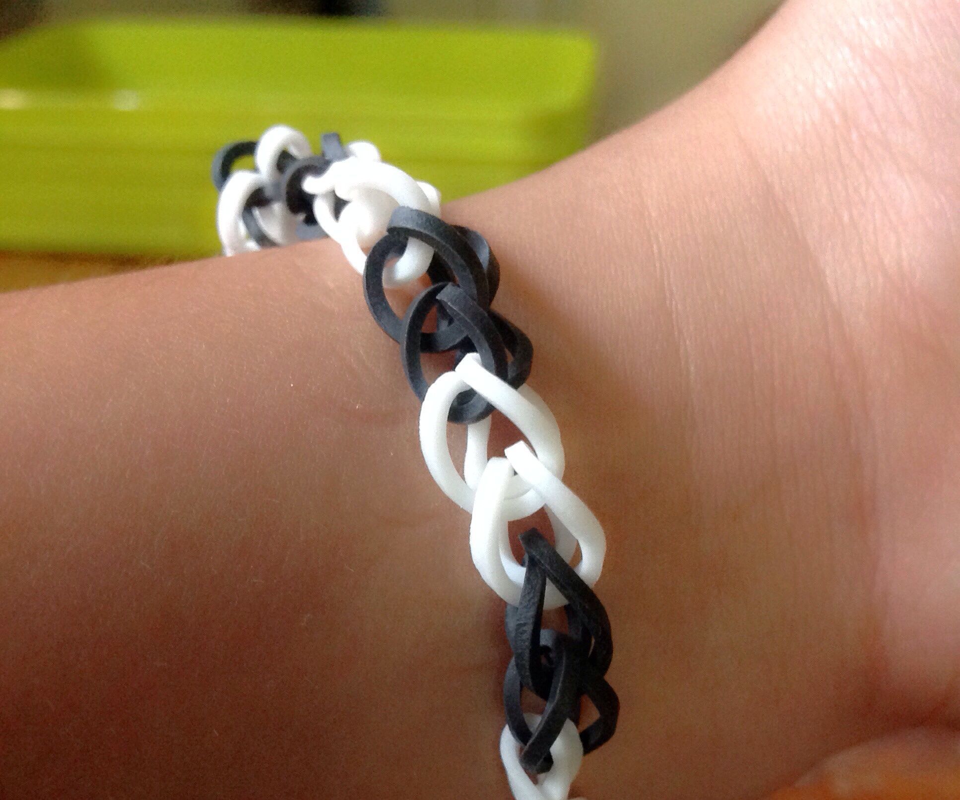 Rainbow loom: Single chain bracelet
