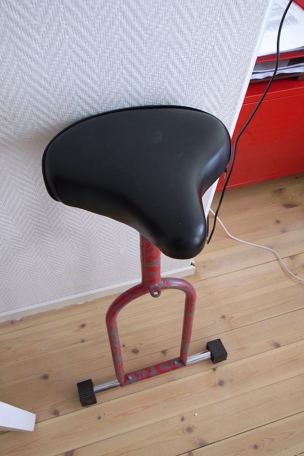 Ergonomic Stool made from an old Exercisebicycle