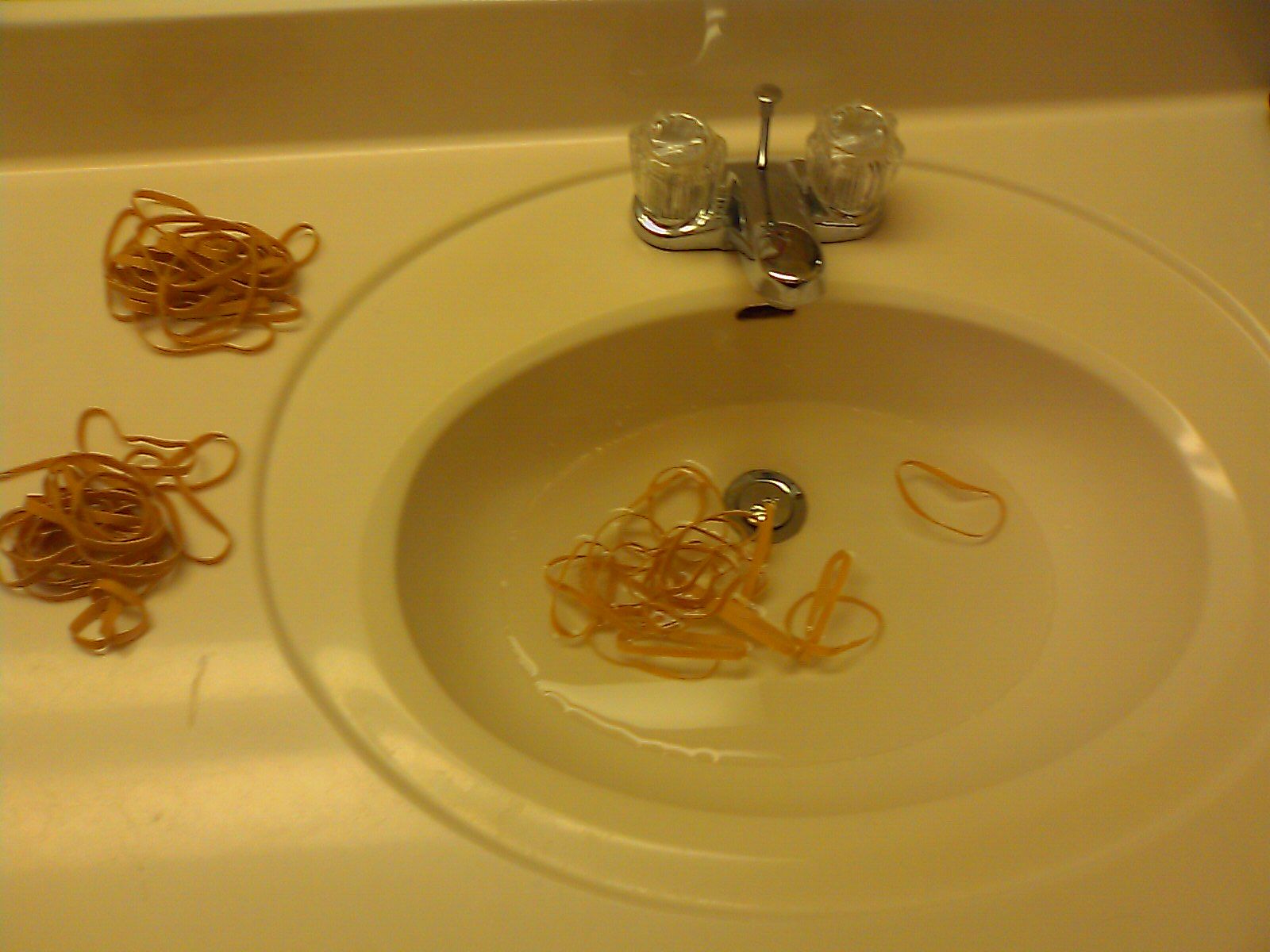 Make a Rubber Band Travel Clothesline ( for Less Than 1 ) 7 Steps