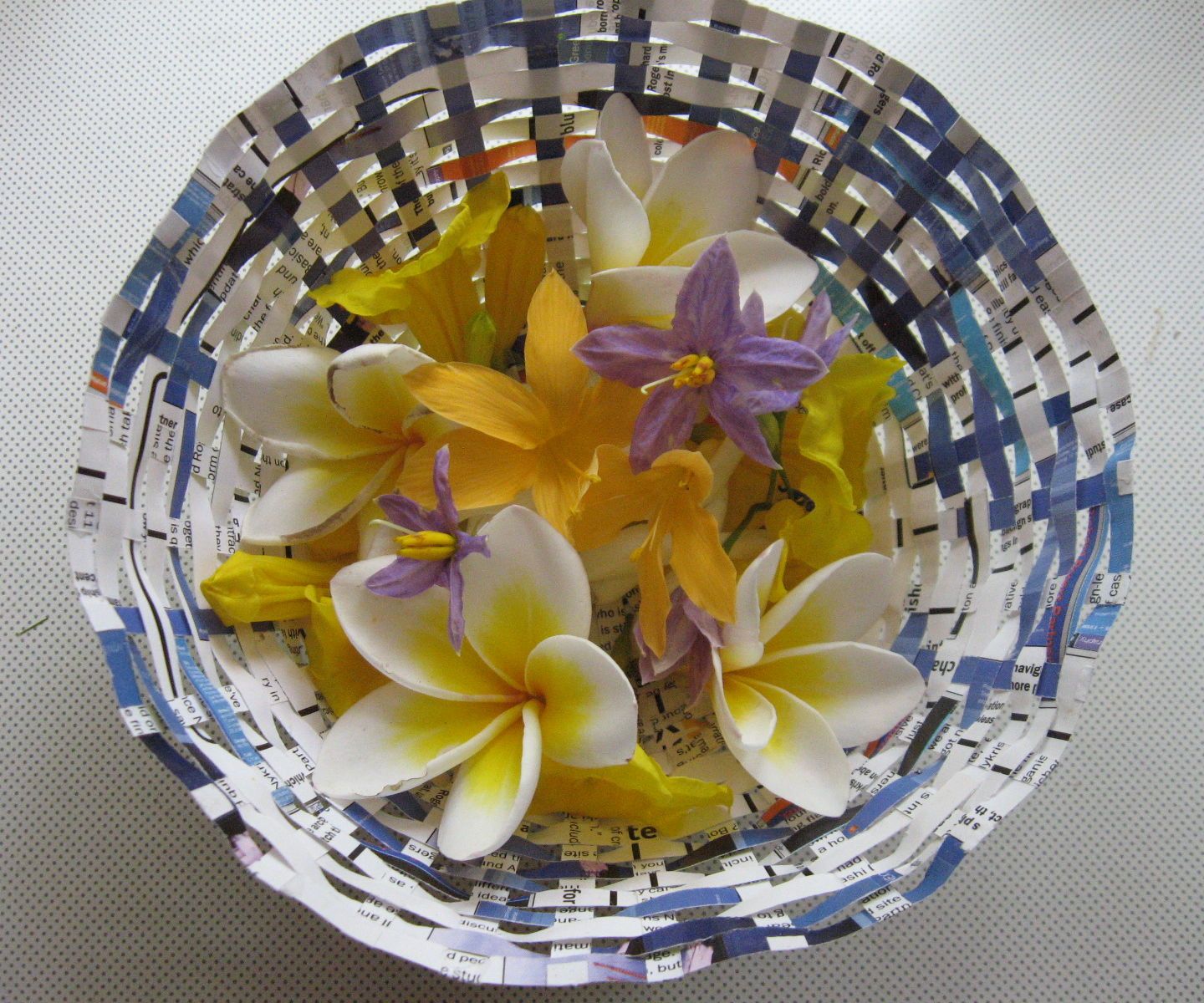 Weaving a Small Flower Basket With Old Magazine Paper