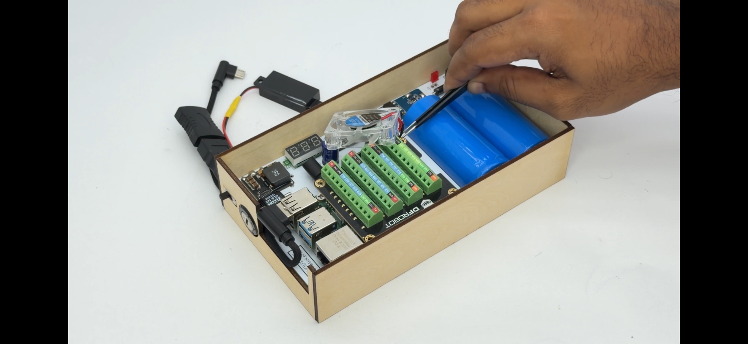 I Built a Portable Raspberry Pi Computer That Can Do Almost Everything ...